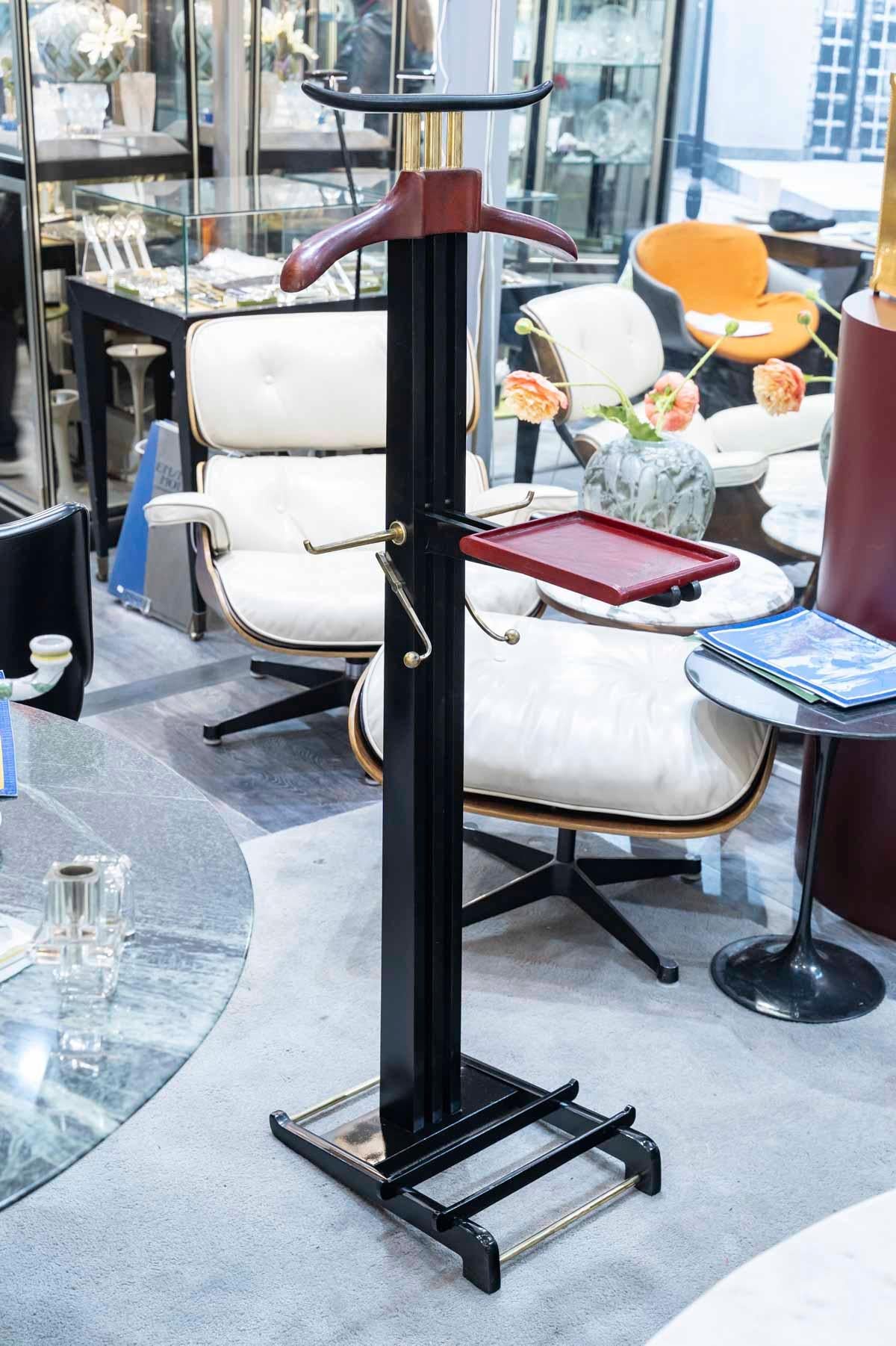 Nightstand in blackened pearwood with gilded brass frame. The hanger and retractable shelf are sheathed in Hermès red leather.
Signed: Dupré Lafon at the base and Hermès- Paris .
Circa : 1938.

Stamped “P.: Dupré-Lafon”.

Bibliography :
Thierry