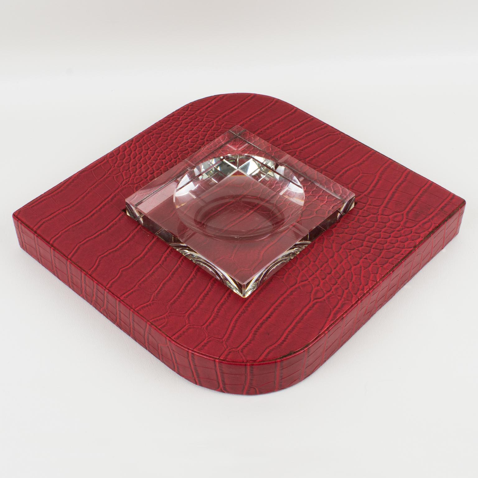Diese stilvolle, modernistische Videopoche aus rotem Leder und Kristall erinnert in ihrer Form an das Werk von Dupre-Lafon. Das Stück wurde um 1950 in Frankreich hergestellt. Das rote Leder mit Krokodilprägung ziert einen geometrischen Sockel, der