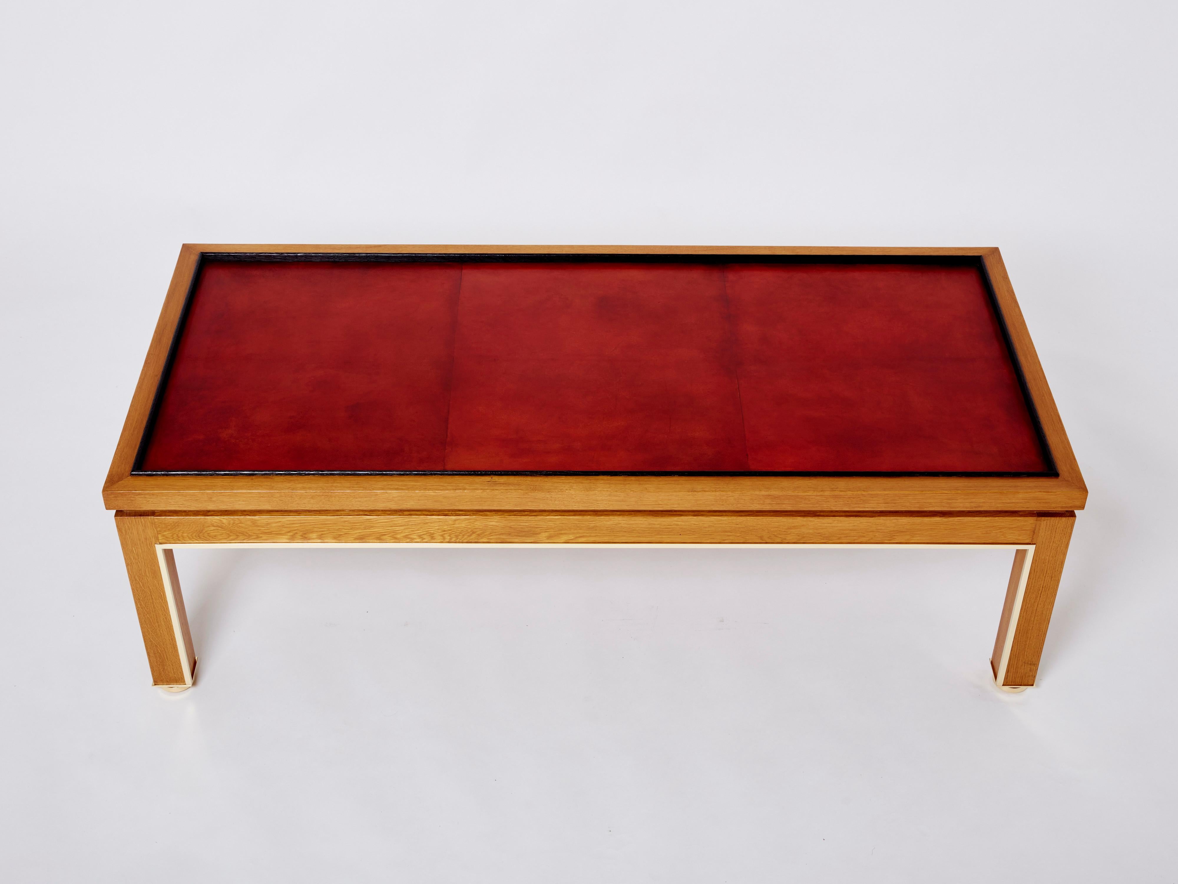 Art déco Table basse de style Dupré-Lafon en chêne, laiton et cuir Alberto Pinto 1990 en vente