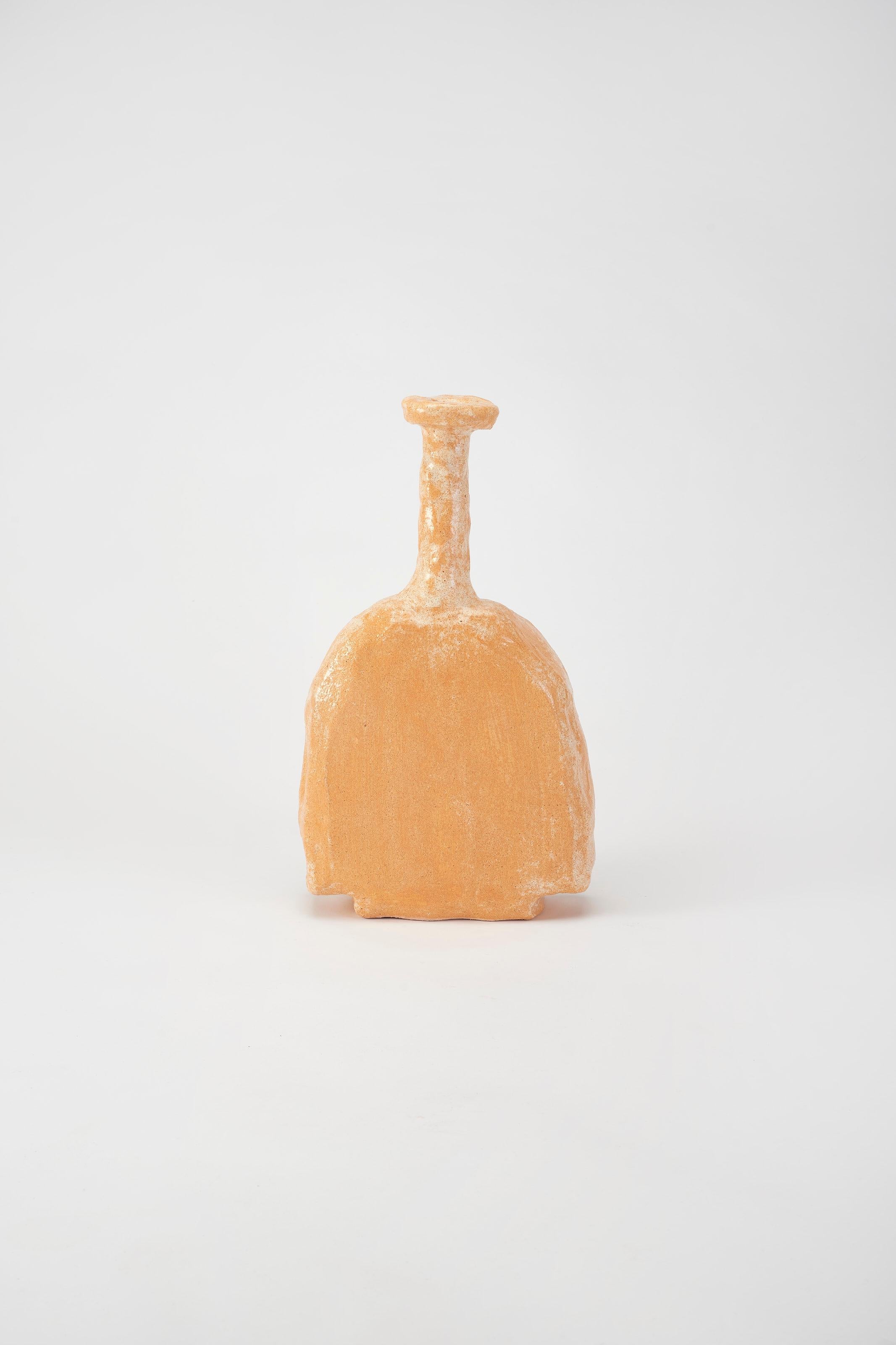 Vaso piatto Dura di Willem Van Hooff
Dimensioni: Ø 32 x H. 35 cm. 
Materiali: Terracotta smaltata.

Questo pezzo viene cotto due volte in forno a 1200 gradi per aggiungere l'effetto vetro alla ceramica. Le dimensioni possono variare perché i pezzi