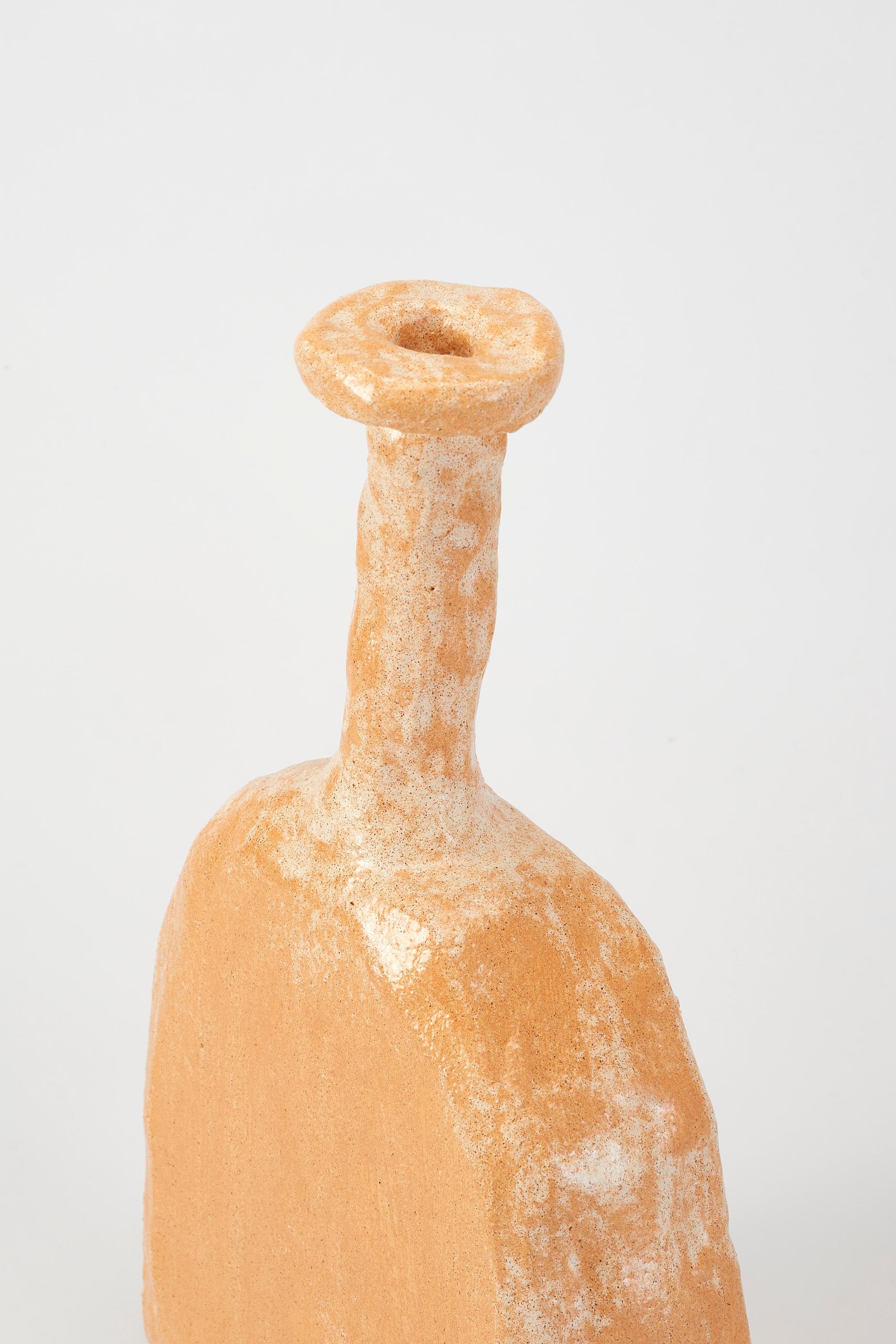 Postmoderno Unico vaso in ceramica arancione brillante a collo alto e piatto di Willem Van Hooff in vendita