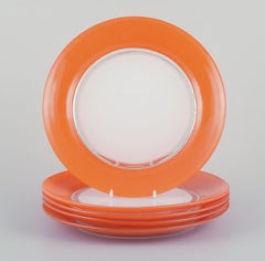 Duralex, France. Ensemble de cinq assiettes en verre d'art en verre orange et blanc. 1970