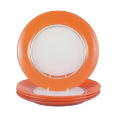 Duralex, Frankreich. Set von vier Kunstglasplatten aus orangefarbenem und weißem Glas. 1970er Jahre