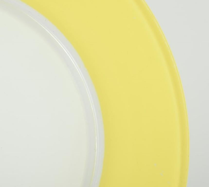Duralex, Francia. Juego de seis platos de vidrio artístico en vidrio amarillo, verde y blanco. en Excelente estado para la venta en Copenhagen, DK
