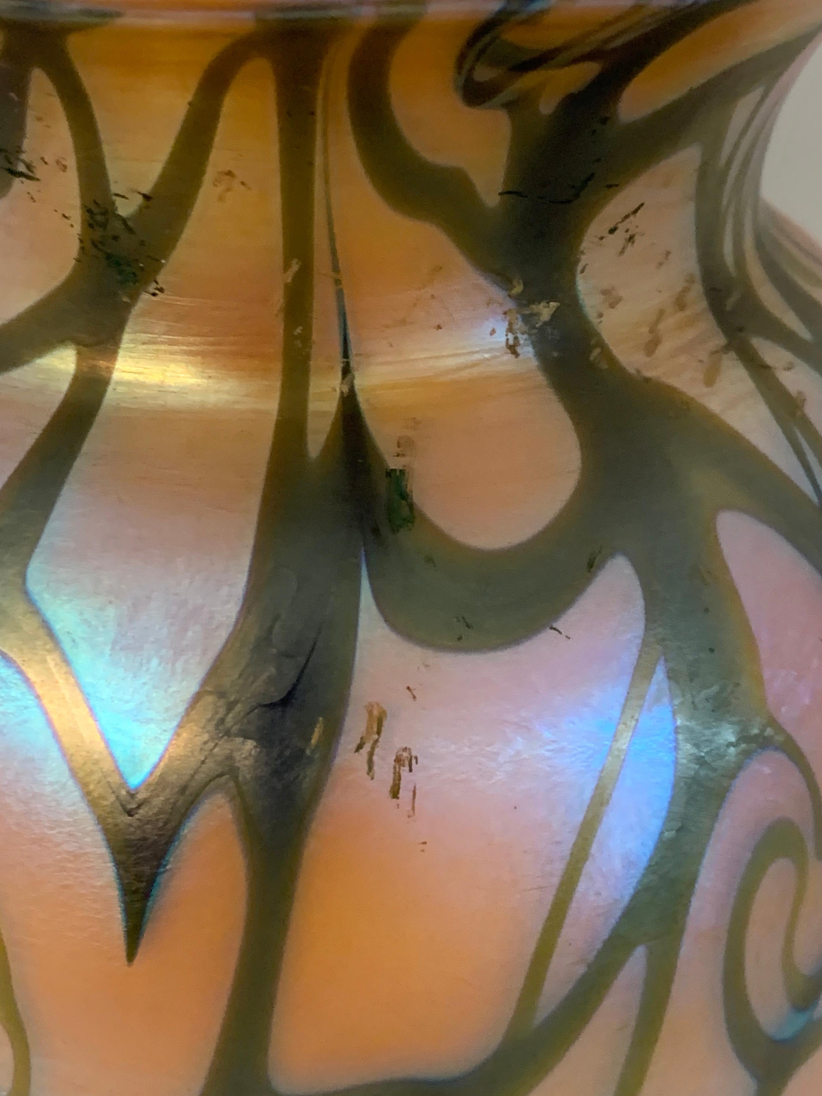 Une belle pièce de verre d'art par Durand dans le motif King Tut. C'est un beau morceau de verre mais malheureusement il a été percé pour en faire une lampe. Cela n'enlève cependant rien à sa beauté lorsqu'il est exposé. Il y a quelques résidus de