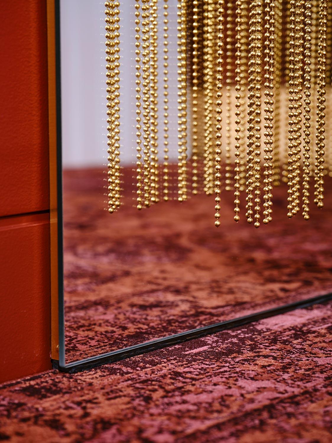 Doré Miroir de sol Durbar Purdah à pied complet avec voile/laiton en laiton satiné et feuille d'or par INDO- en vente