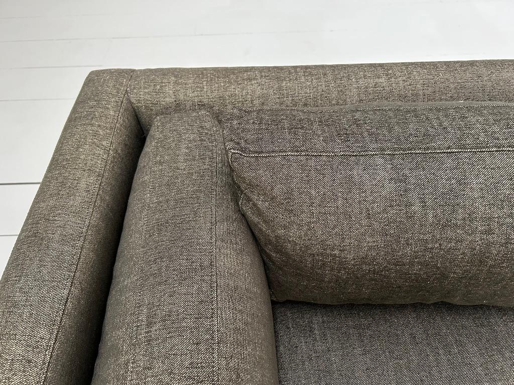 Duresta For Matthew Williamson “Minnelli” 2.5-Seat Sofa – In Brown Woven Linen For Sale 5
