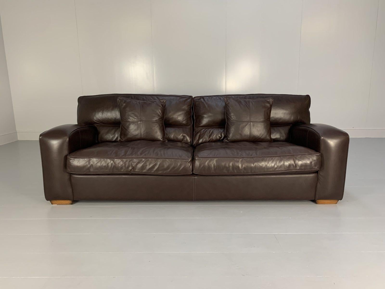 Bonjour les amis, et bienvenue à une nouvelle offre incontournable de Lord Browns Furniture, la première source de canapés et de chaises de qualité au Royaume-Uni.

Il s'agit d'un canapé 3 places Duresta 