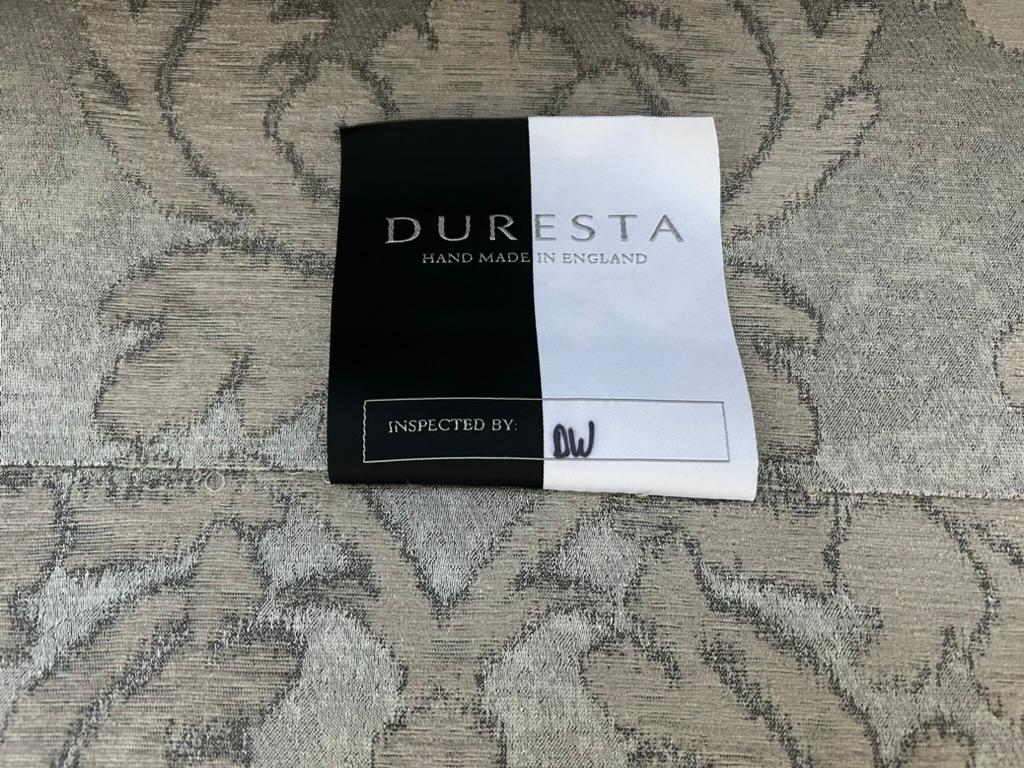 Canapé et fauteuil Trafalgar de Duresta en damas métallique en vente 14