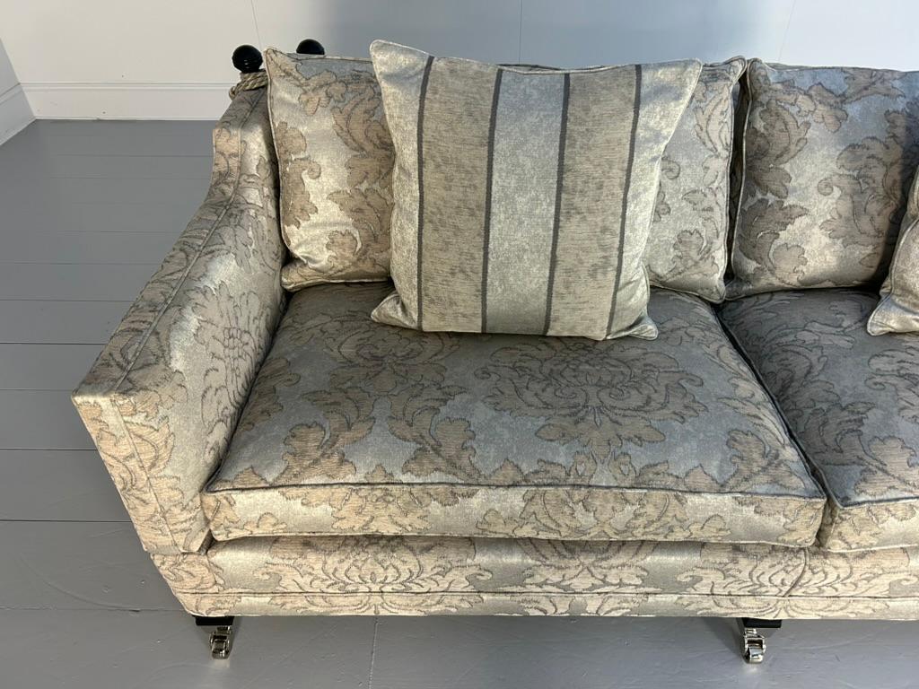 Canapé et fauteuil Trafalgar de Duresta en damas métallique en vente 4