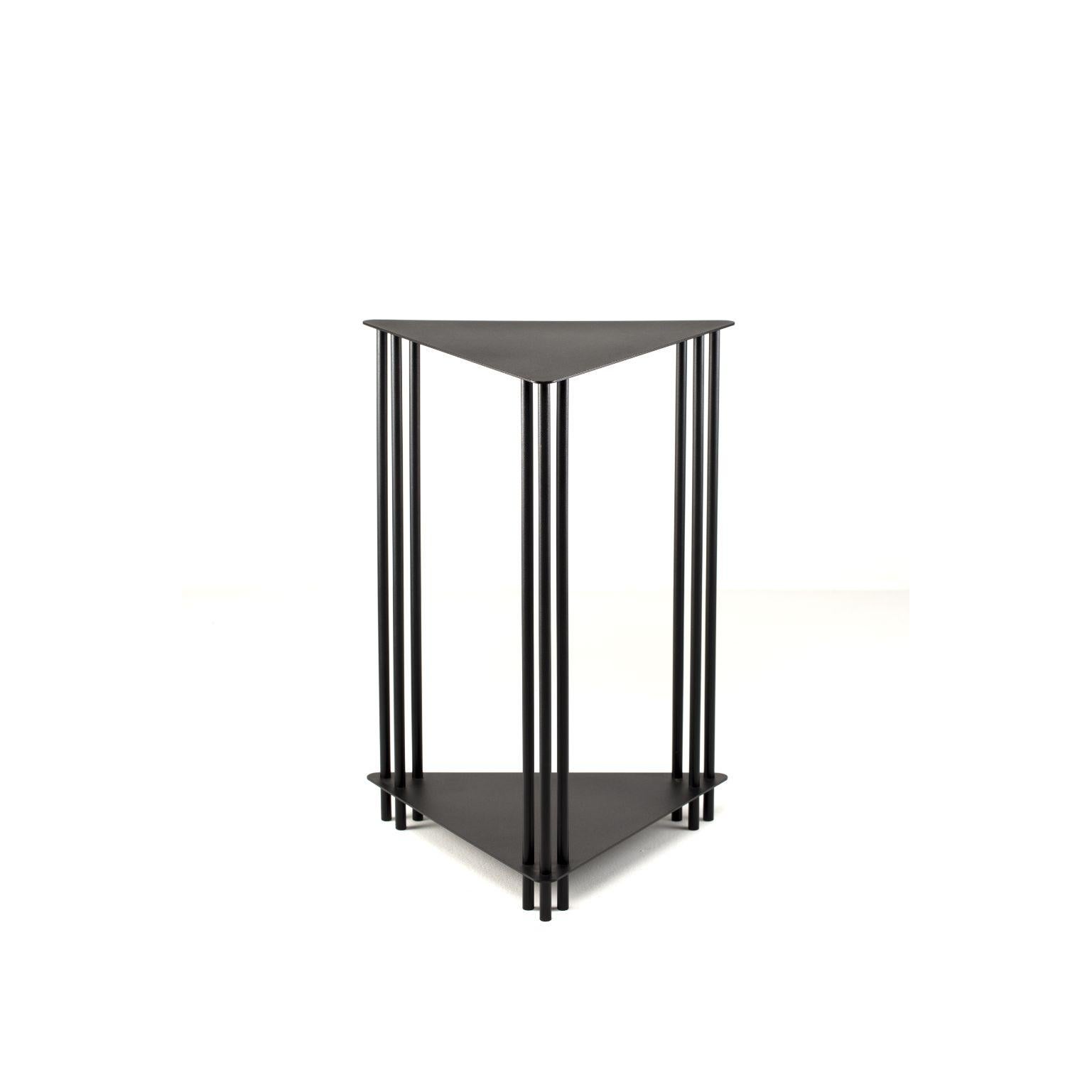 Dureza - Support table by Cultivado Em Casa
Dimensions: 43 x 38 x 60 cm
Materials: Carbon steel and electrostatic painting.

The side table is part of the Dureza collection. Carbon steel reigns as the raw material, guiding both the simple and