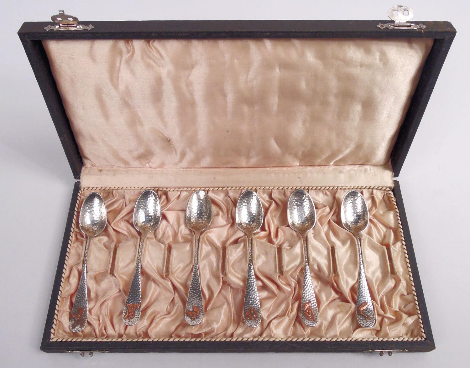 Cucharas japonesas de plata de ley con motivos de caza y pesca. Fabricado por William B. Durgin en Concord, New Hampshire, hacia 1885.

Cada una: Vástago cónico y cuenco ovoide. Martilleo puntual en toda la superficie. En la terminal se aplican el