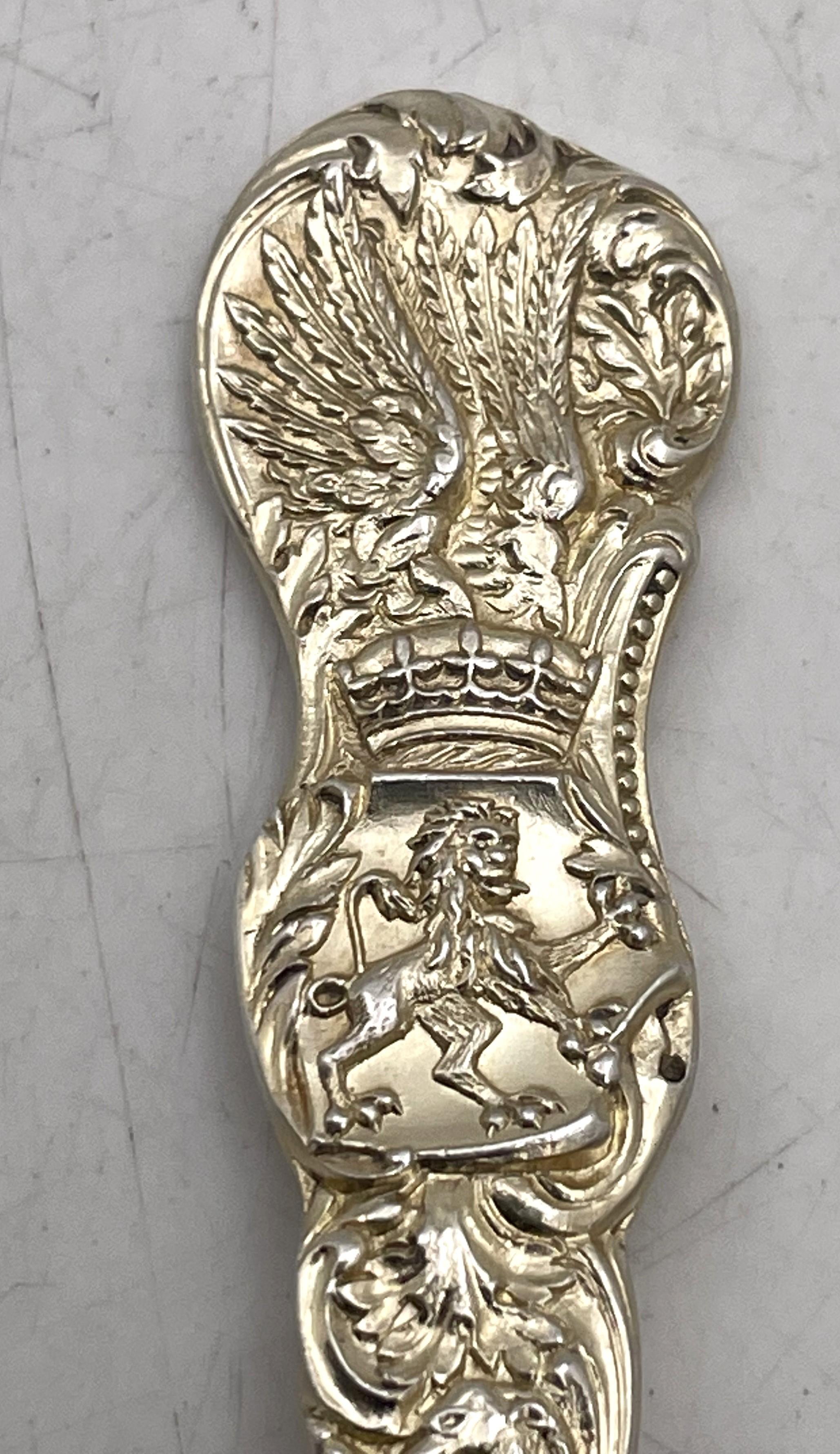 Durgin Set of 12 Gilt Sterling Silver Teaspoons in Heraldic Pattern In Good Condition For Sale In New York, NY