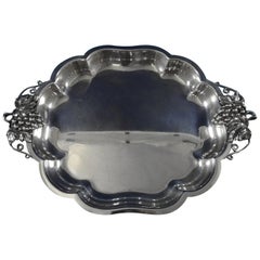 Durham: Lg-Servierplatte mit Fuß mit Traubenblättern, #49, aus Sterlingsilber
