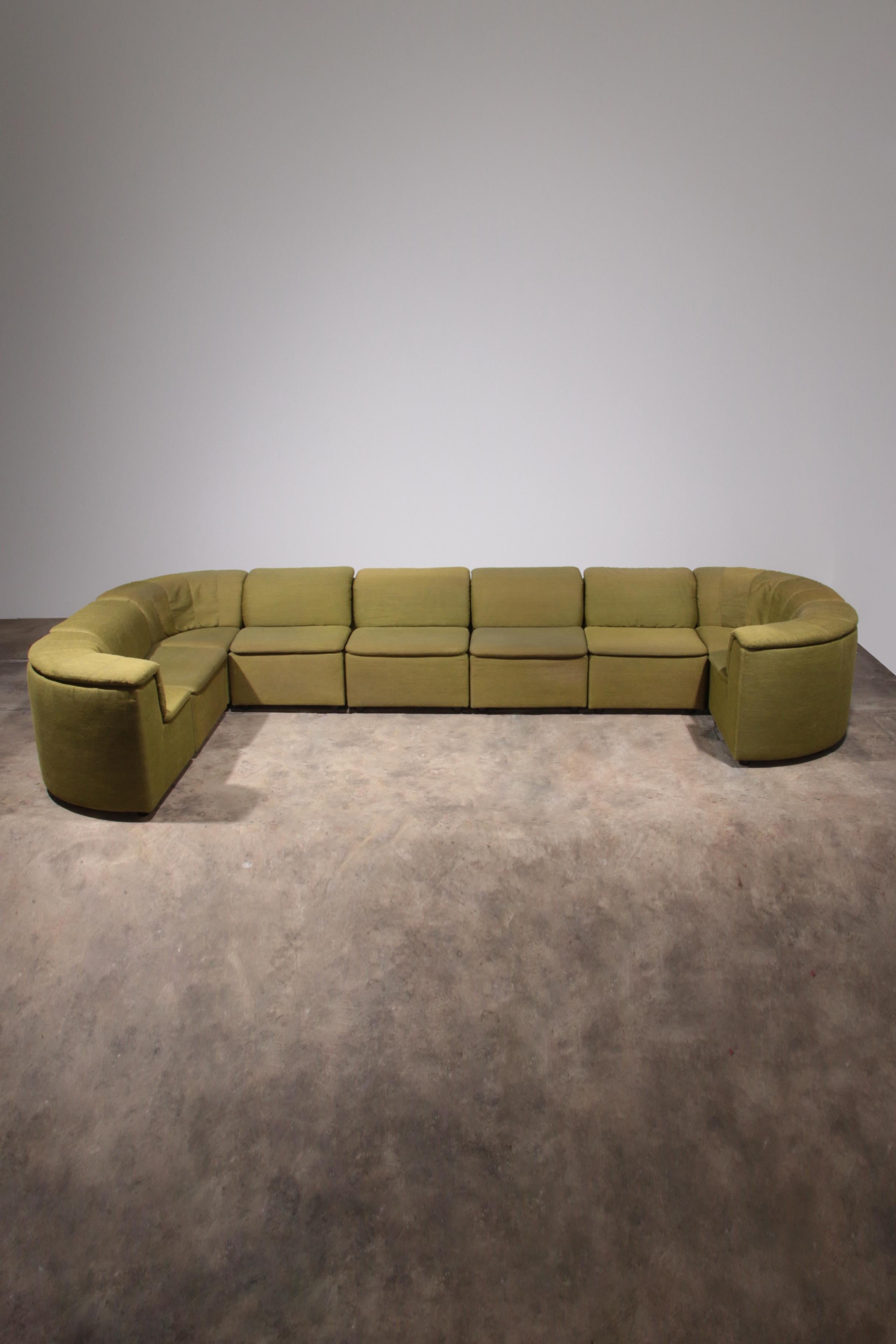 

Élevez votre espace de vie avec cet exceptionnel canapé modulable 9 pièces de Durlet, revêtu d'un tissu de haute qualité de De Ploeg dans une couleur verte saisissante. Connu pour son design intemporel et sa qualité de fabrication supérieure, ce
