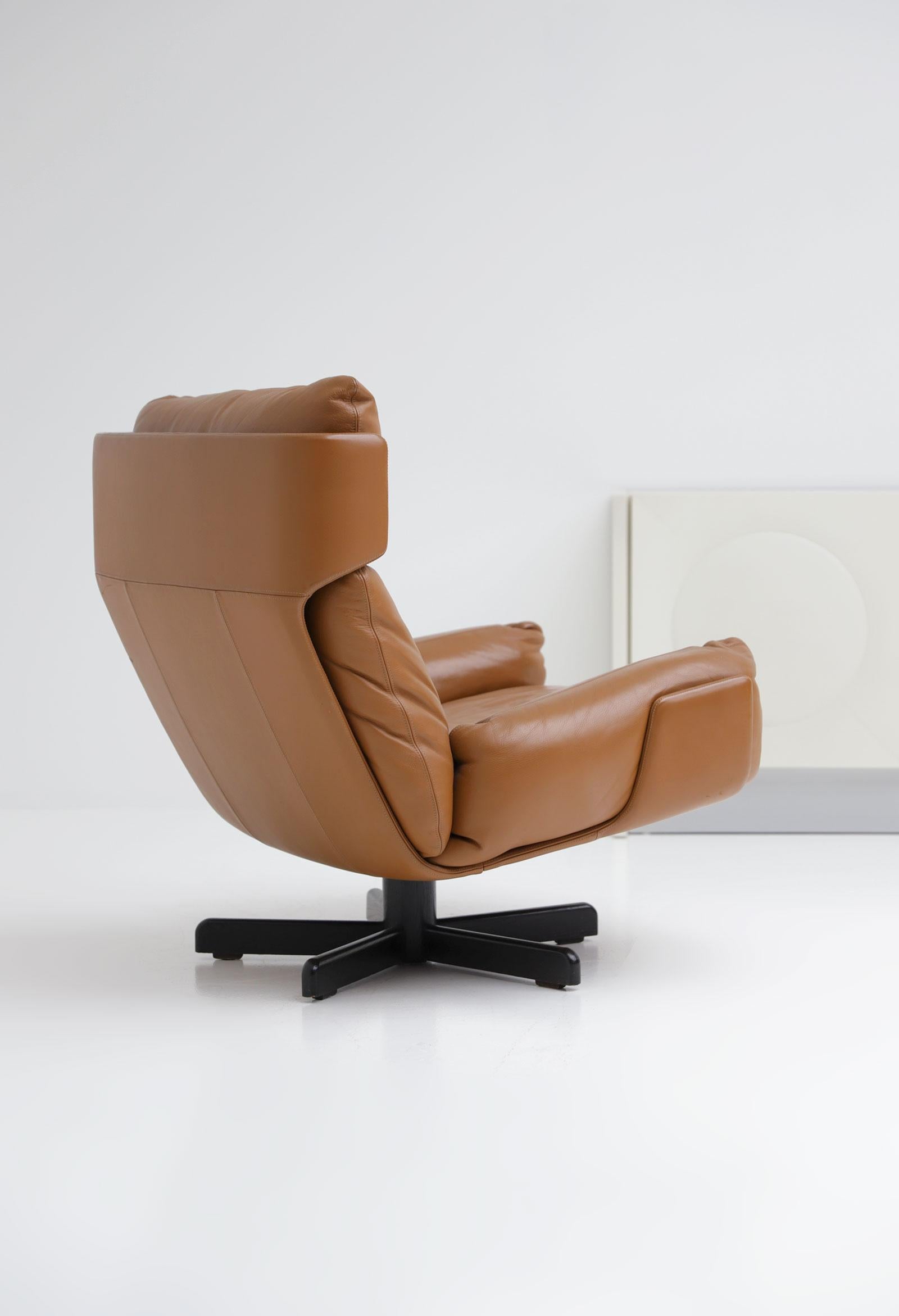 Durlet Lounge Chair 1976 Heiner Golz with Wood Base and Leather Seat In Excellent Condition For Sale In Antwerpen, Antwerp