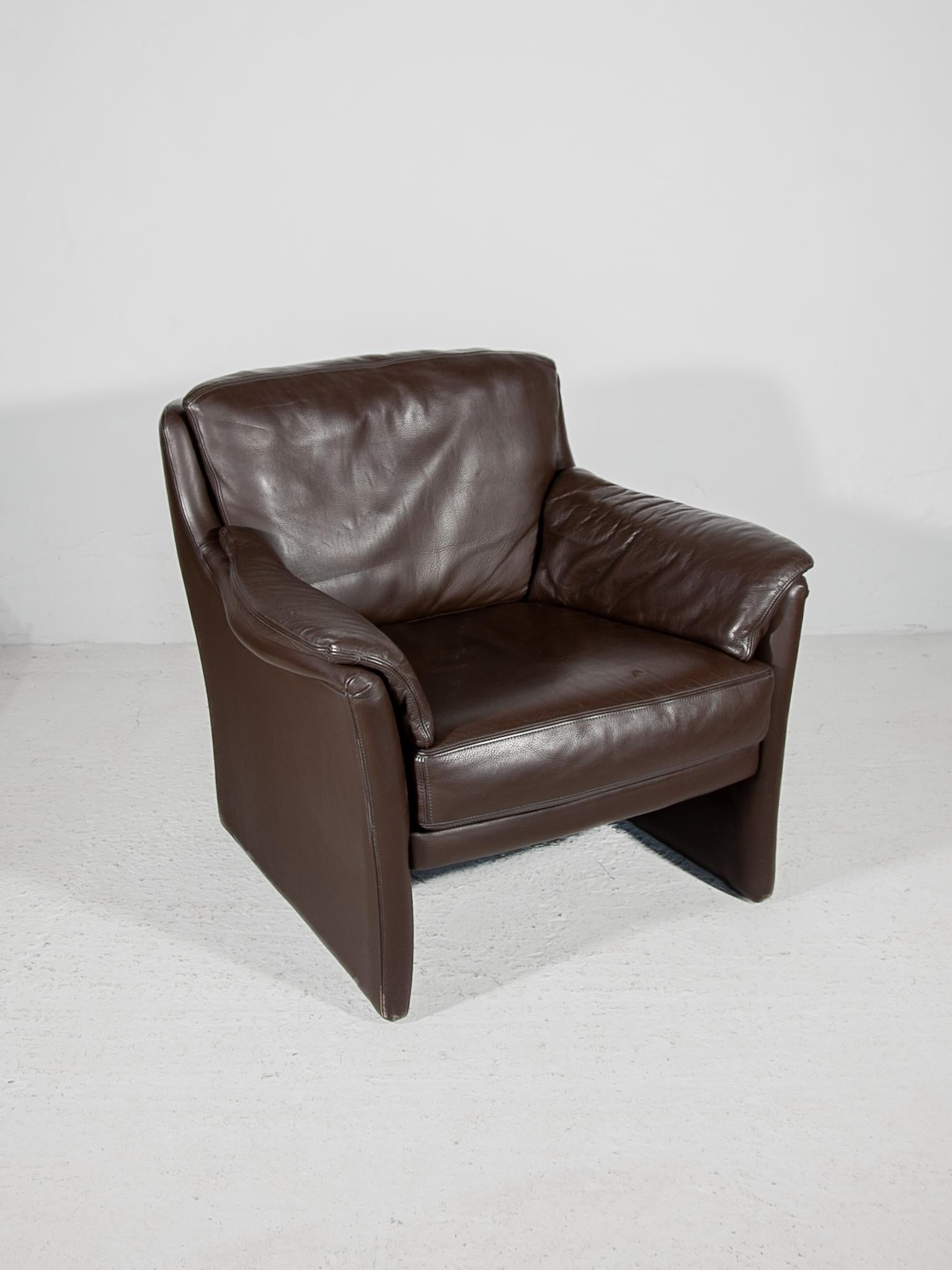 Vintage Durlet lounge chair, Belgium 1970s. Classic lines, premium buffalo leather the seating comfort is excellent!
Also a two seat sofa and three seater sofa see our other marketplace listenings.
Complete living room set 1970s signed by Durlet.