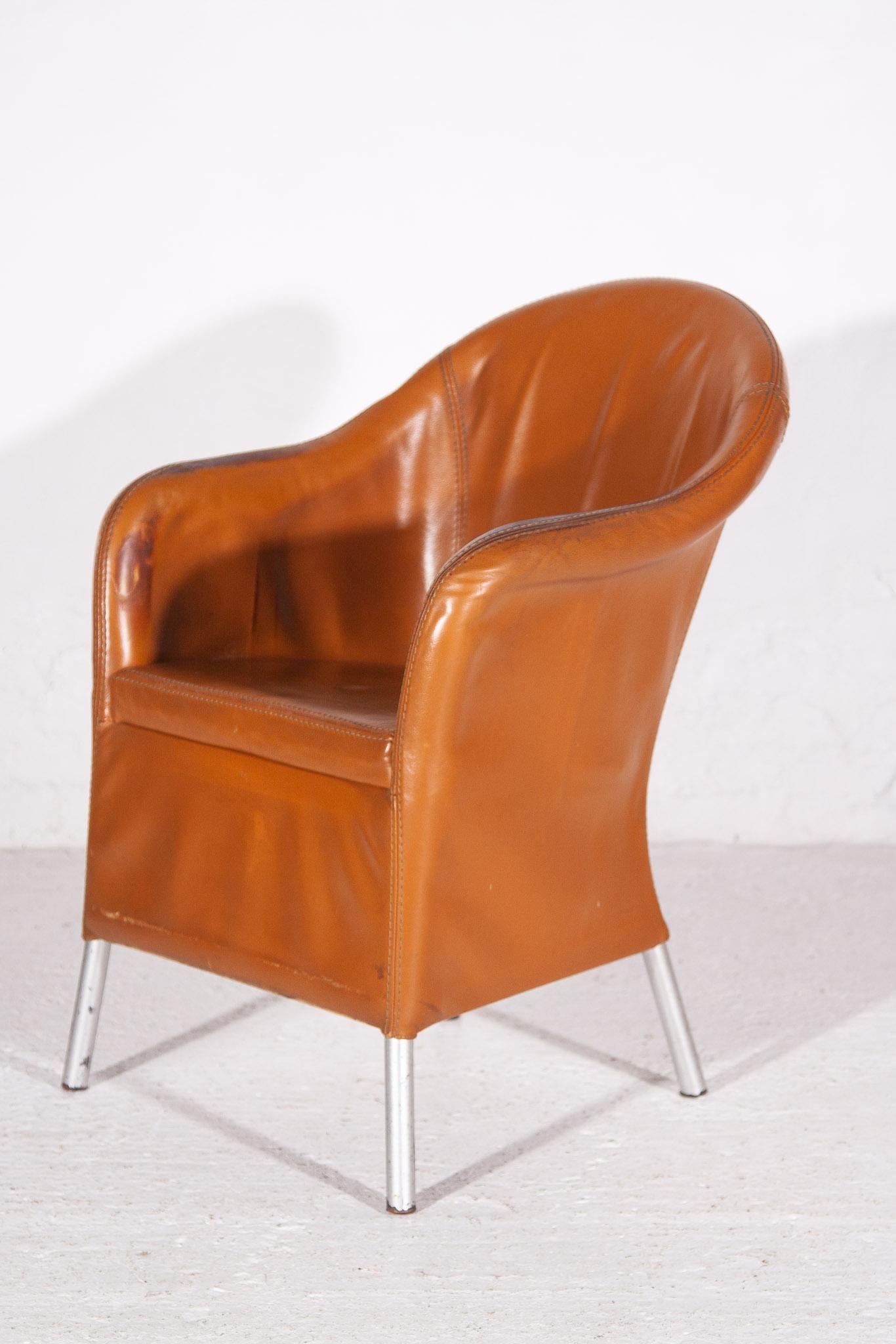 Vintage set de 12 fauteuils confortables en cuir camel avec des pieds en aluminium chromé caractérisent cet ensemble de chaises de salle à manger, de bureau ou d'appoint conçu par la manufacture belge Durlet. 




Depuis 1966, Durlet propose une