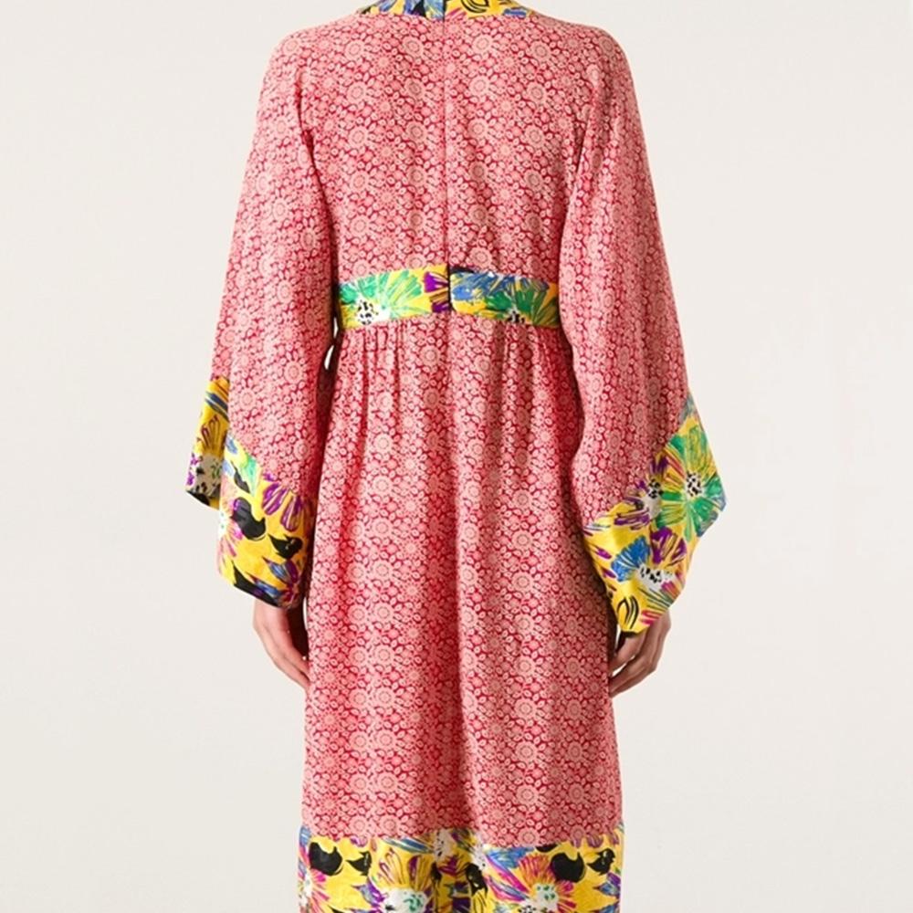 Duro Olowu silk floral print tunic dress, designed with a v-neck with a multicolour trim and waist band, kimono sleeves and a zip fastening at the back. 

Material: Silk, viscose

Size: 38 French

Condition: Pre-owned, excellent