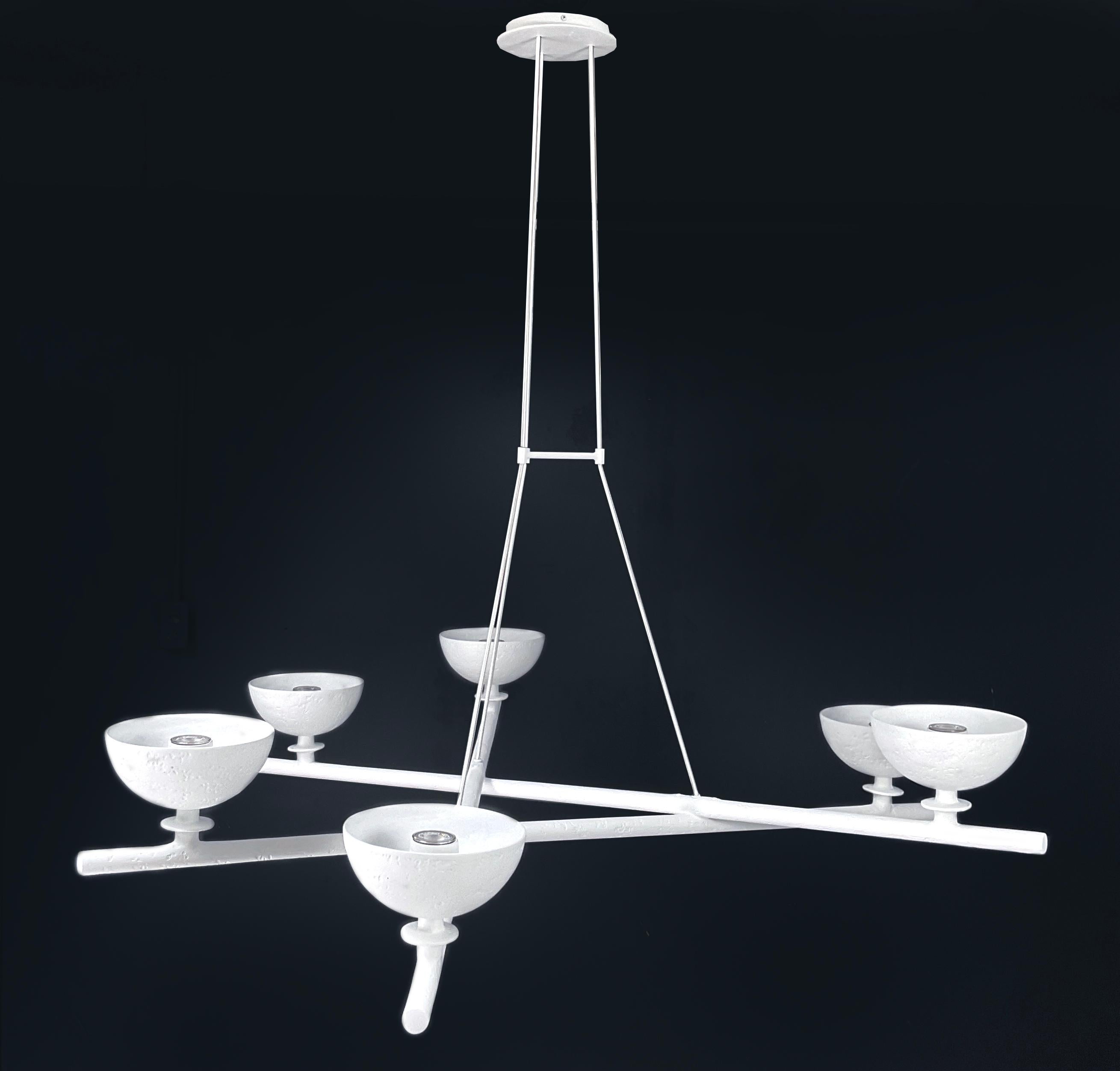 Il lampadario Duroc di Bourgeois Boheme Atelier, caratterizzato da un design a tre bracci e sei luci nascoste, armonizza eleganza e versatilità. Questo lampadario si abbina a interni moderni e tradizionali, rendendolo una scelta versatile per