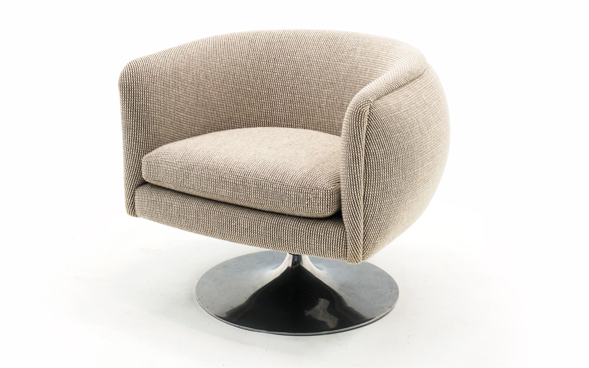 Swivel Lounge chair designed by Joseph Paul D'Urso in 2008 for Knoll. This example is approximately five years old. Original Knoll Upholstery with no tears, holes, stains or repairs. The top of the aluminum base shows light scratches. Very