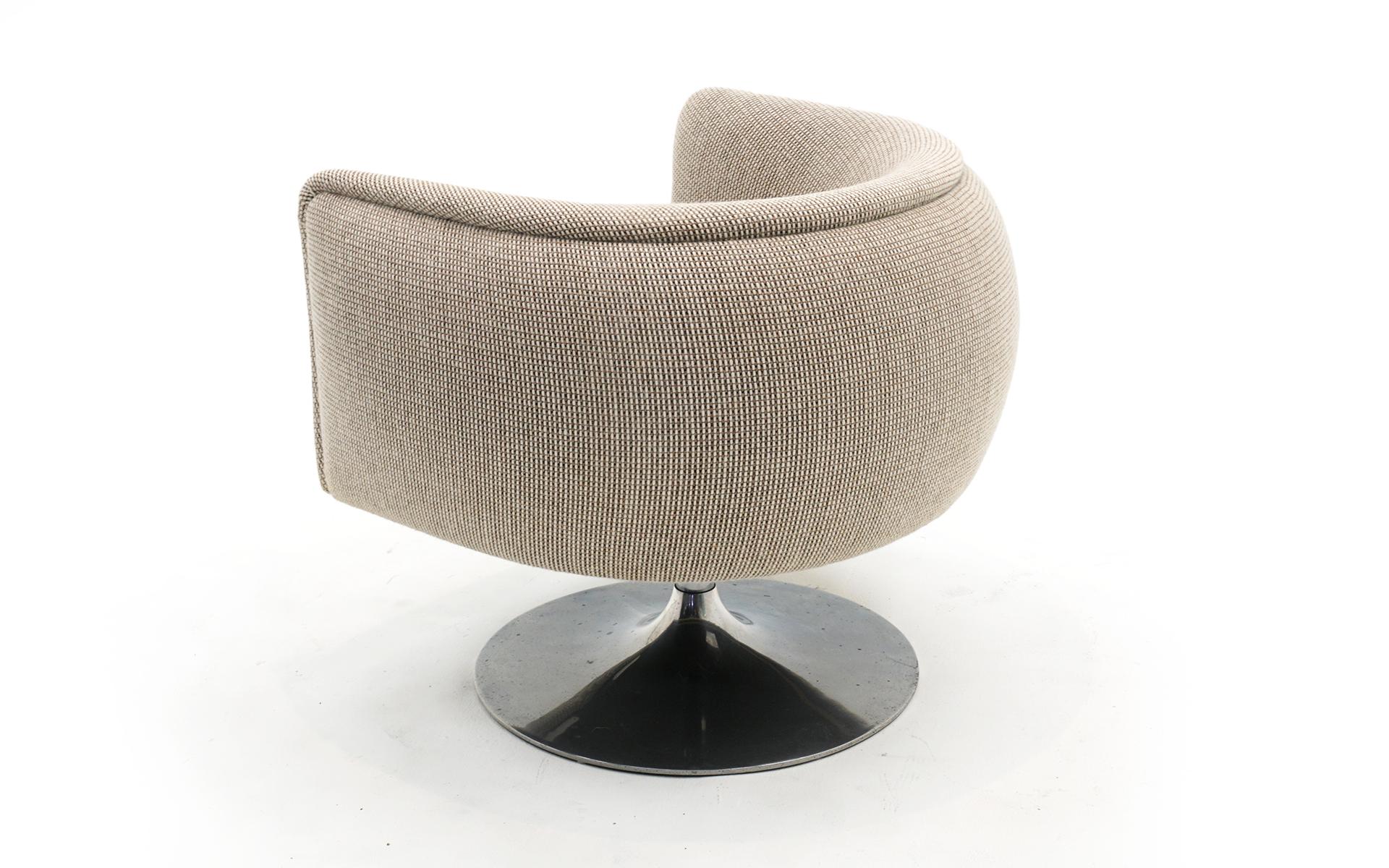 D'urso Swivel Lounge Chair for Knoll, Neutral Upholstery with Chrome Tulip Base In Good Condition In Kansas City, MO