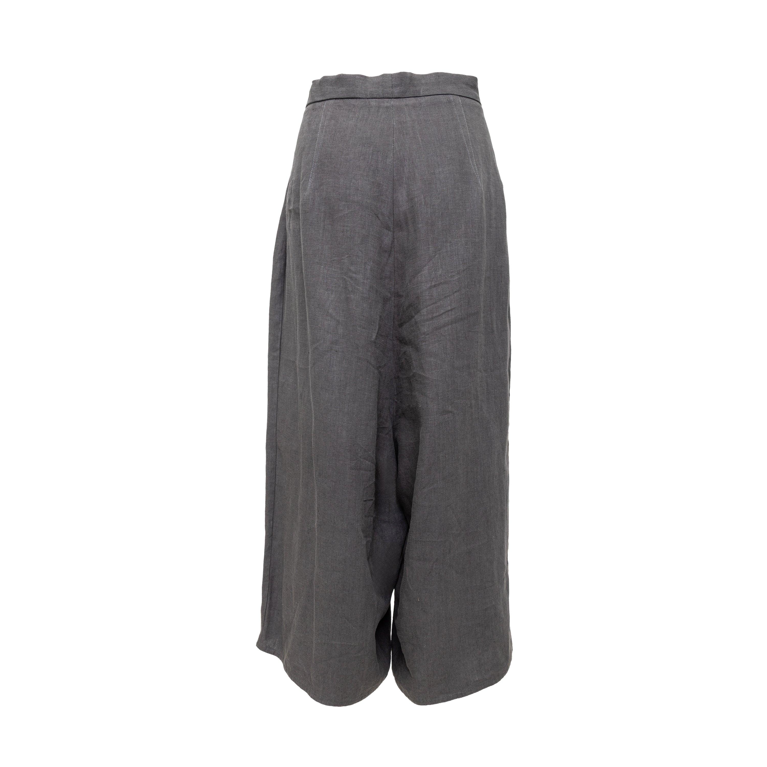 The Dušan Linen Pants, made of 100% linen, are the perfect choice for beating the summer heat. Designed with a relaxed fit and long rise, these trousers offer a loose silhouette and unparalleled comfort. The versatile grey color makes them a