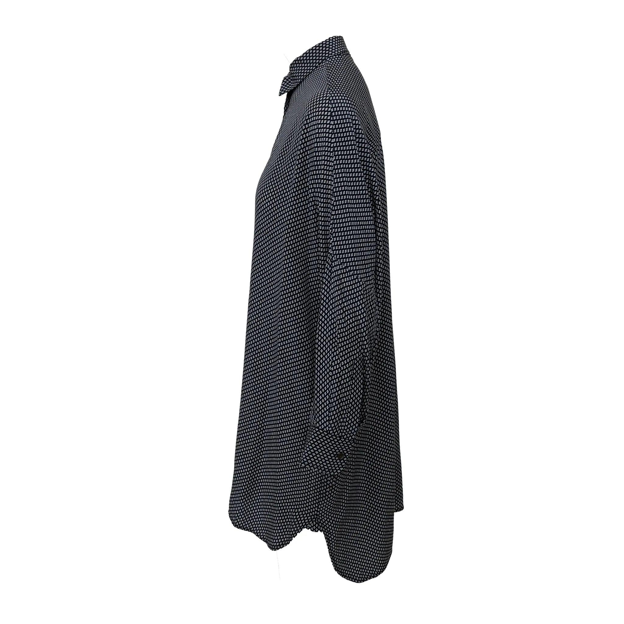 Camisa de seda de Dušan en negro con estampado de clavo blanco. Transpirable y ligera, presenta una silueta larga y holgada, cierre frontal de botones, cuello clásico y mangas con puños. 
 Material: 100% Seda 
 Medidas: Manga (desde el