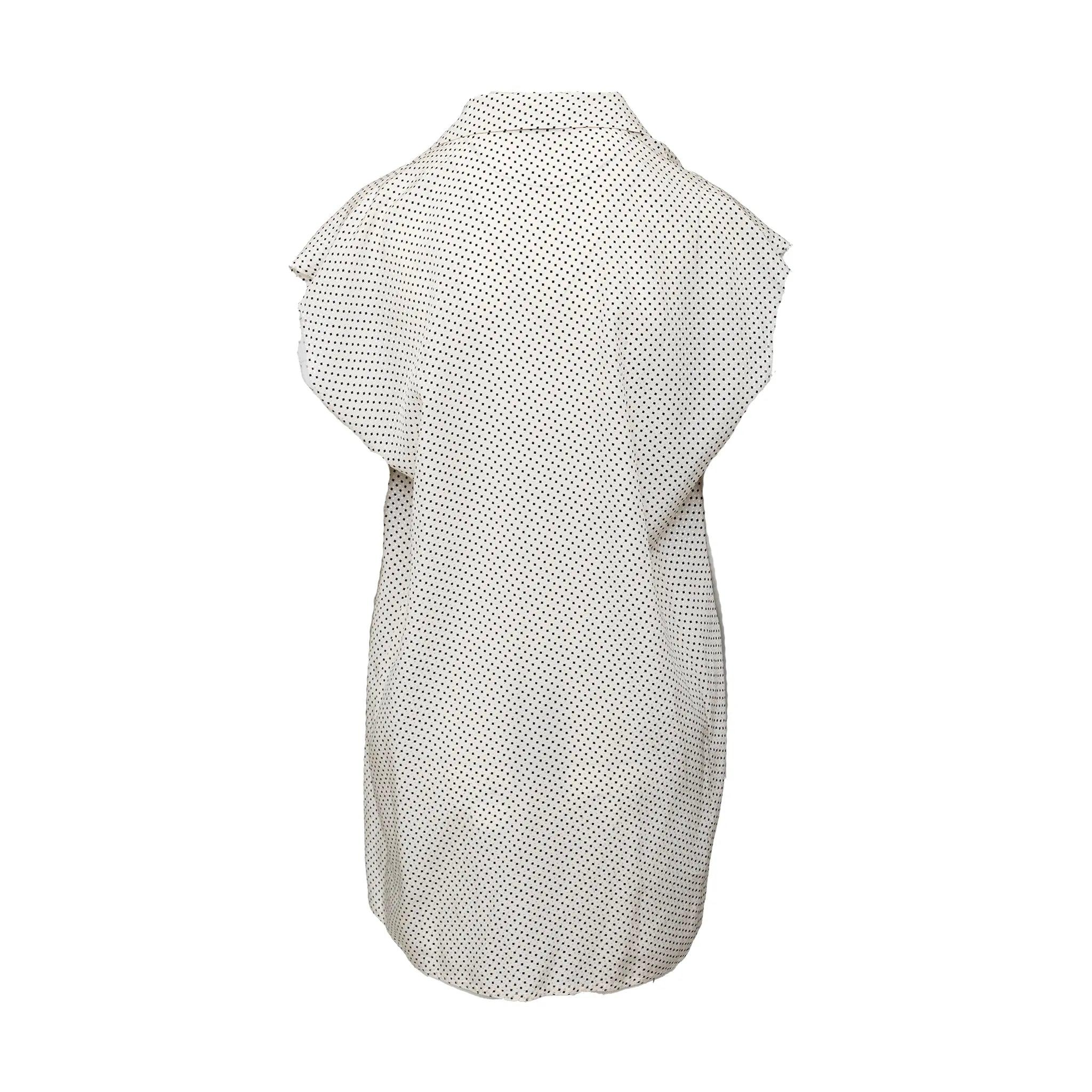 Top in seta in stile camicia con colletto aperto e chiusura a due bottoni. Vestibilità ampia con maniche a taglio vivo. Può essere abbinato a un top rilassato o a un mini abito chic. 
 Materiale: 100% seta 
 Misure: Spalla:52;Busto:56;Lunghezza:84