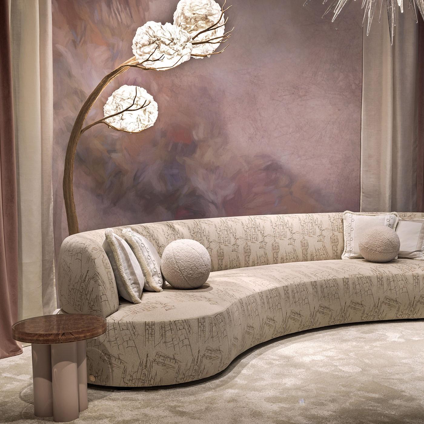 Contemporain Sofa Duse Cityscape brodé en tissu beige en vente