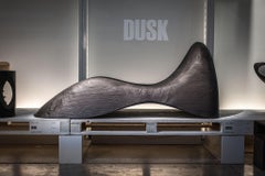 Dusk, tumbona de cedro vulcano negro, diseñada por Karim Rashid, Made in Italy