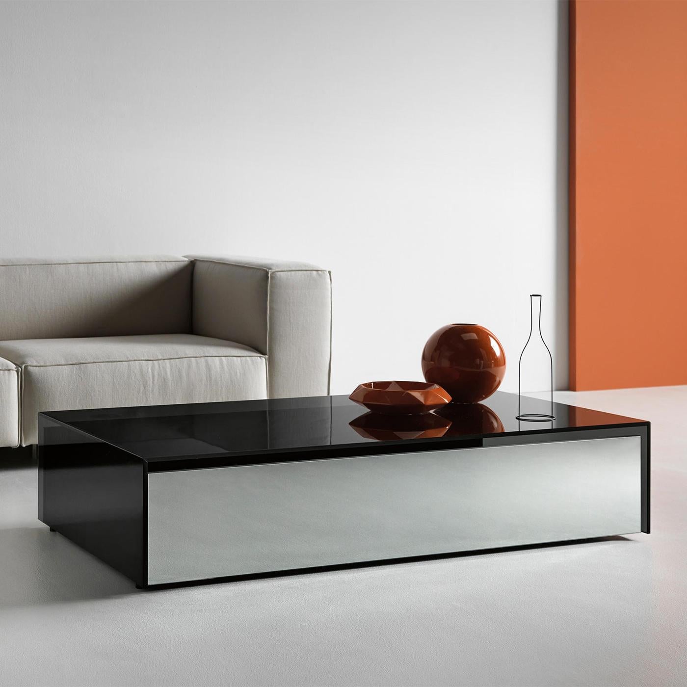 Coffee table Dusk with all structure in smocked glass, with 
2 drawers each sides with easy glide system. Drawer structure 
in black wood with smocked mirror glass front.
 