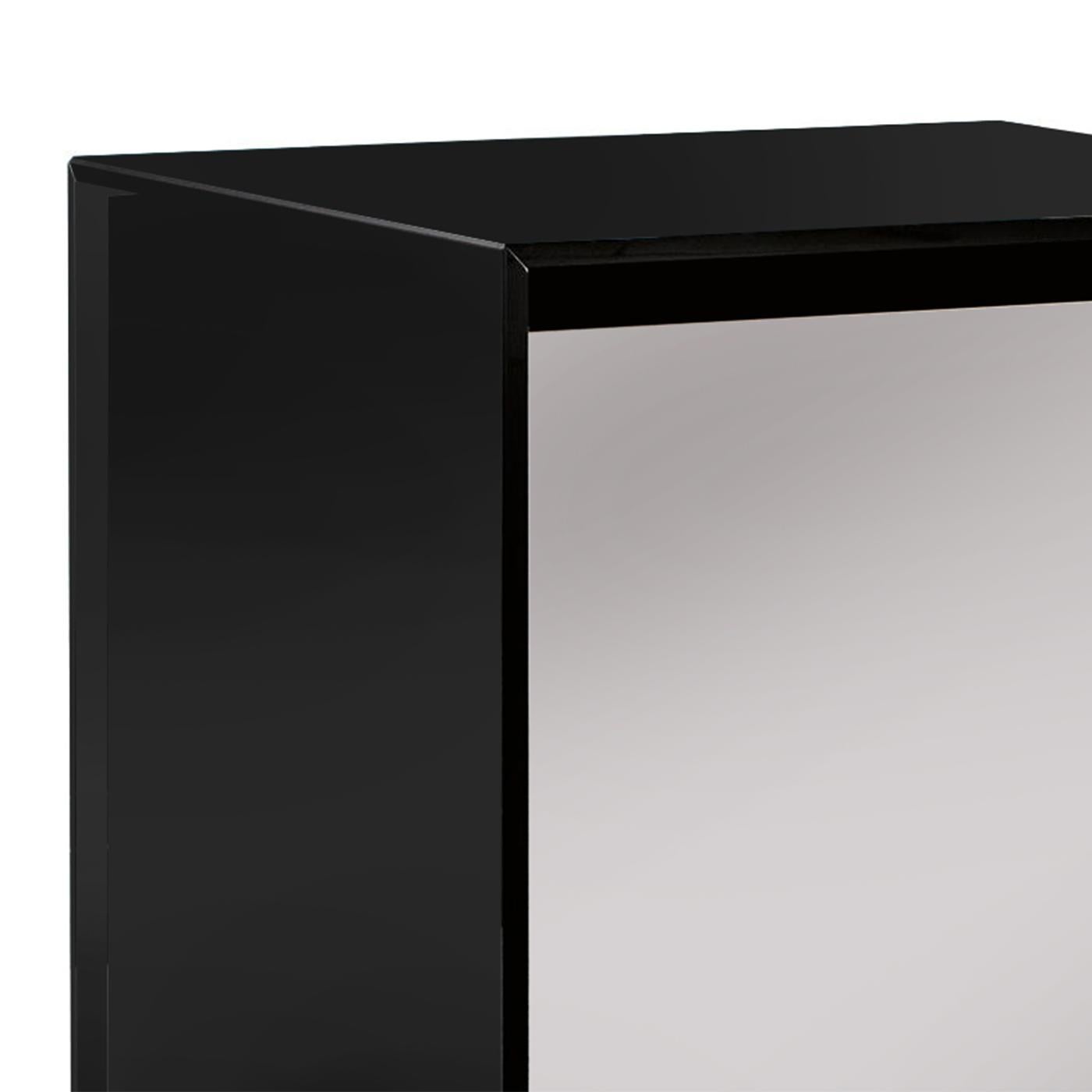 Side Table Dusk with all structure in smocked glass, with 
1 drawer with easy glide system. Drawer structure in black wood 
with smocked mirror glass front.