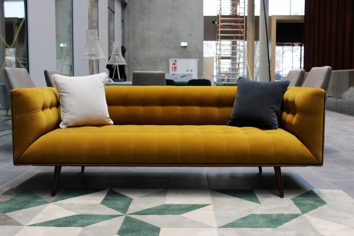 Mid-Century Modern Ocker Samt Staubbeutel Sofa 4-Sitz mit Holzfüßen (21. Jahrhundert und zeitgenössisch) im Angebot