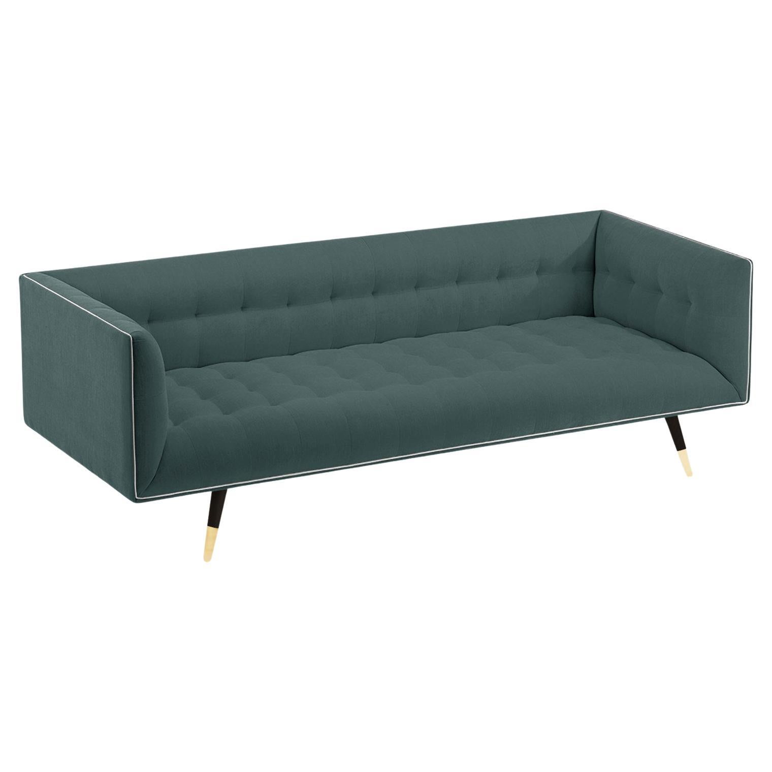 Il Divano Dust è costruito in legno massiccio, con un aspetto elegante e con una seduta confortevole. Realizzato a mano con una base in legno massiccio e gambe in legno con un elegante dettaglio di piedini in metallo in ottone lucido. Disponibile
