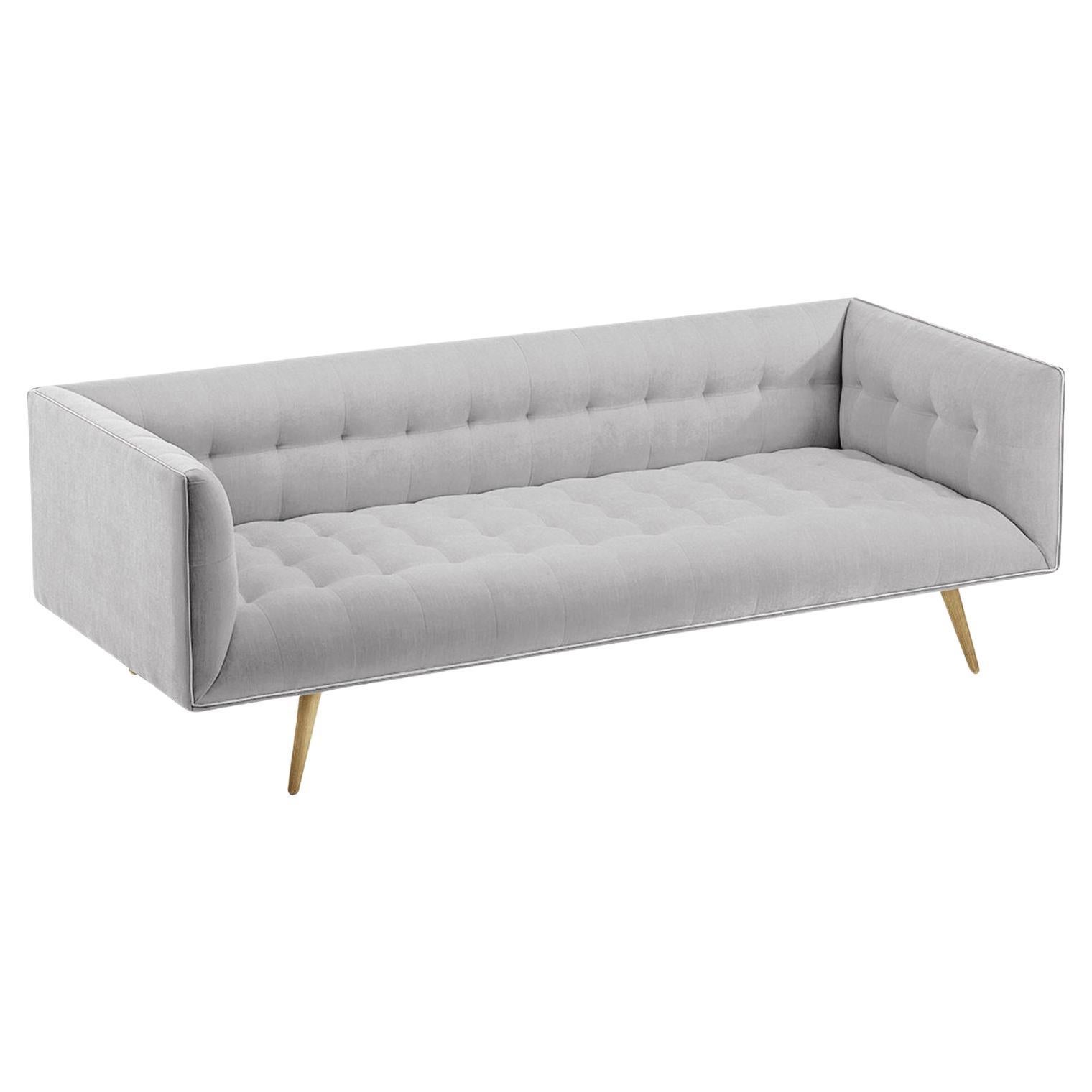 Il Divano Dust è costruito in legno massiccio, con un aspetto elegante e con una seduta confortevole. Realizzato a mano con una base in legno massiccio e gambe in legno con un elegante dettaglio di piedini in metallo in ottone lucido. Disponibile