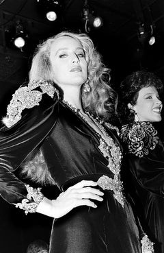 Los supermodelos Jerry Hall y Dalma Callado en Oscar De La Renta, 1981