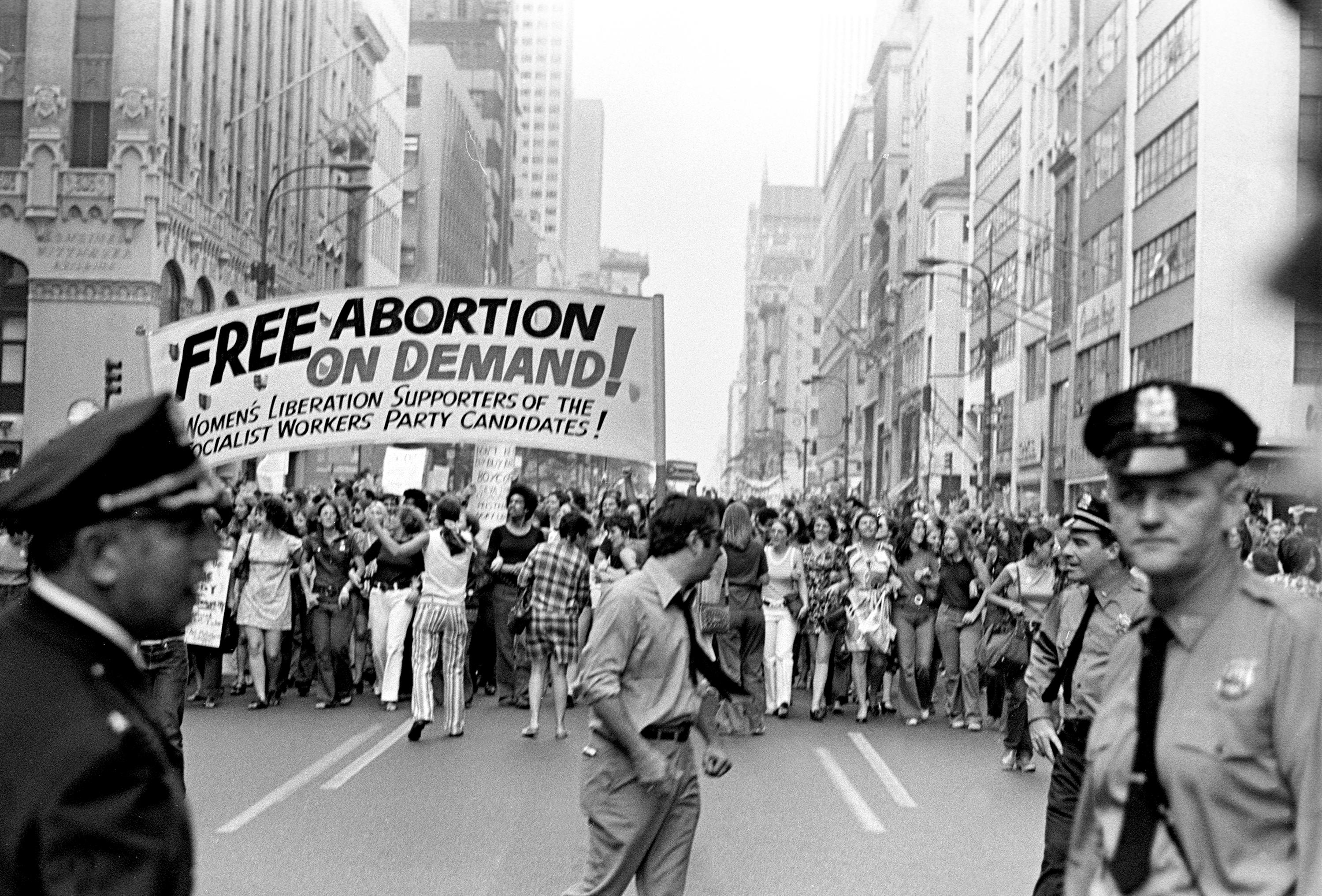 Marcha de la Huelga de Mujeres por la Igualdad, NYC, 1970. - Black and White Photograph Gris de Dustin Pittman