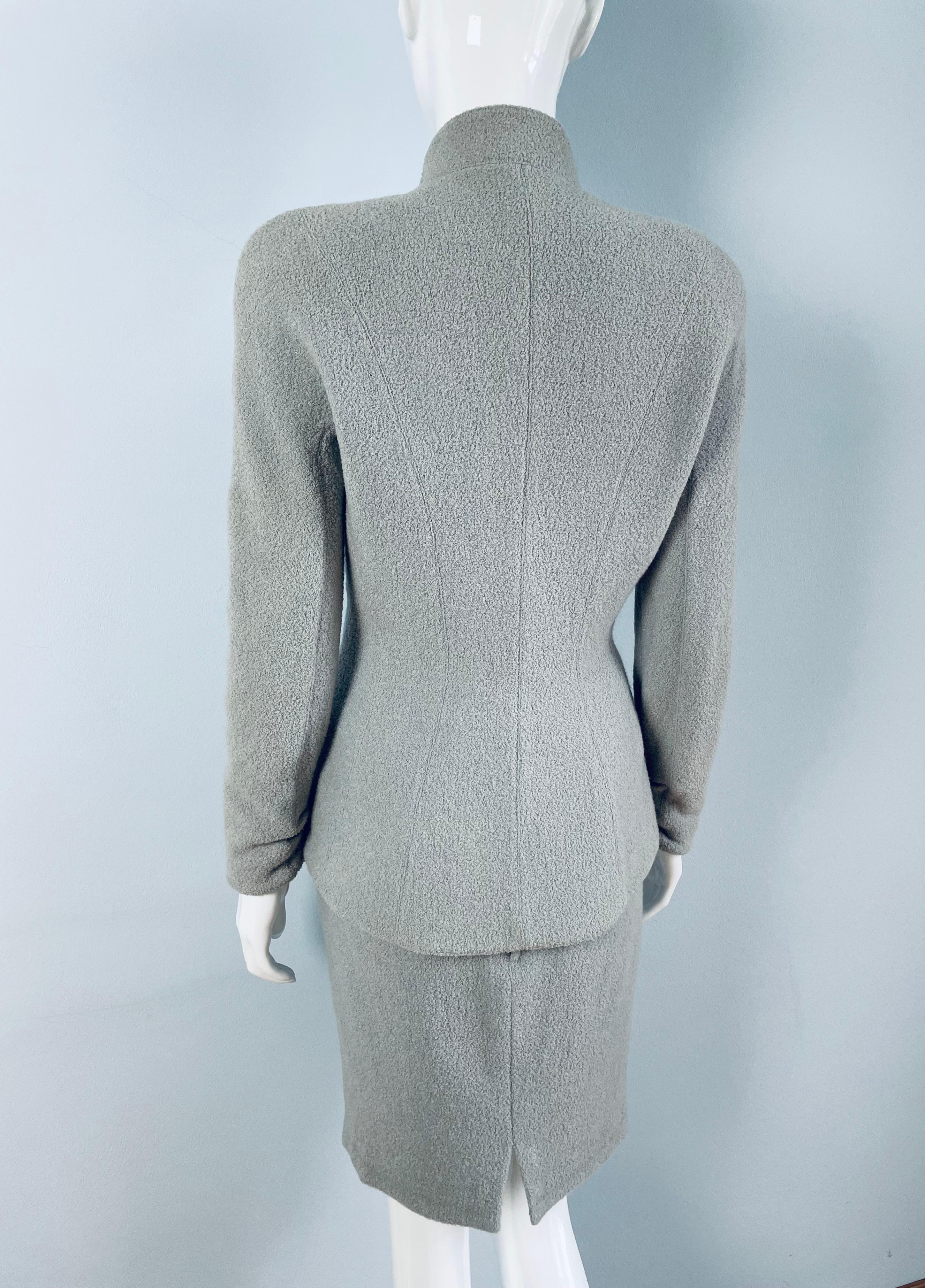 Staubblauer Thierry Mugler Rock mit tiefem V-Ausschnitt Anzug (Grau) im Angebot