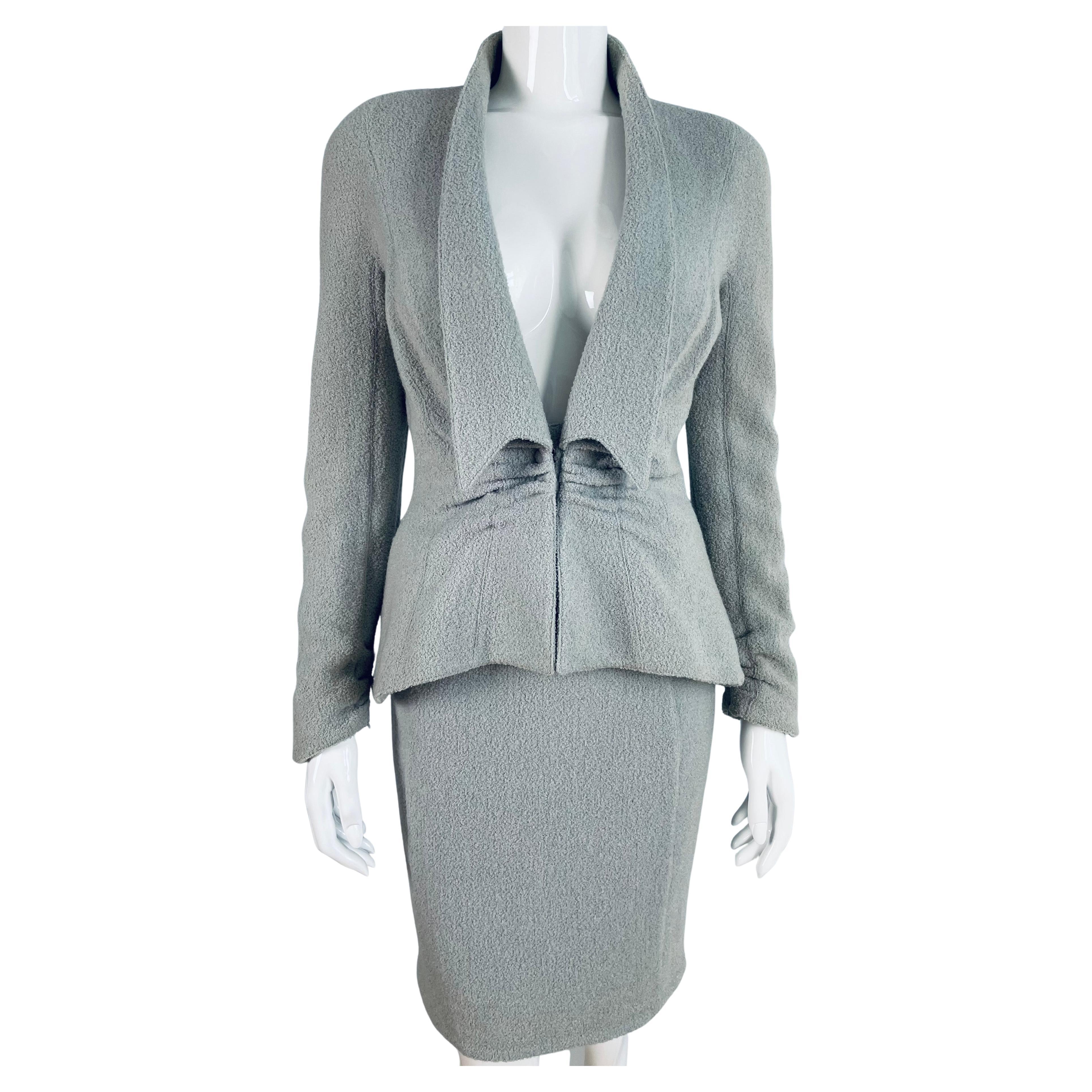 Staubblauer Thierry Mugler Rock mit tiefem V-Ausschnitt Anzug im Angebot