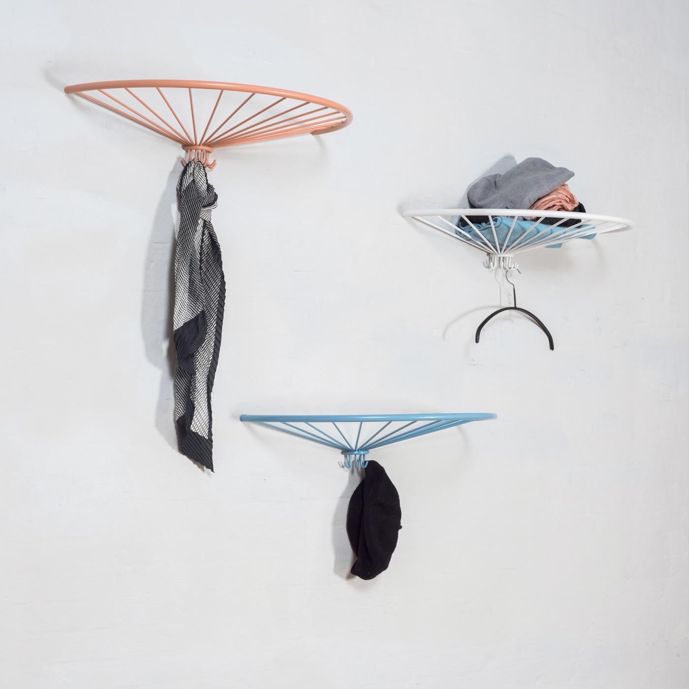 Postmoderno Scaffale per cappelli Pina Dusty Peach di OK Design in vendita