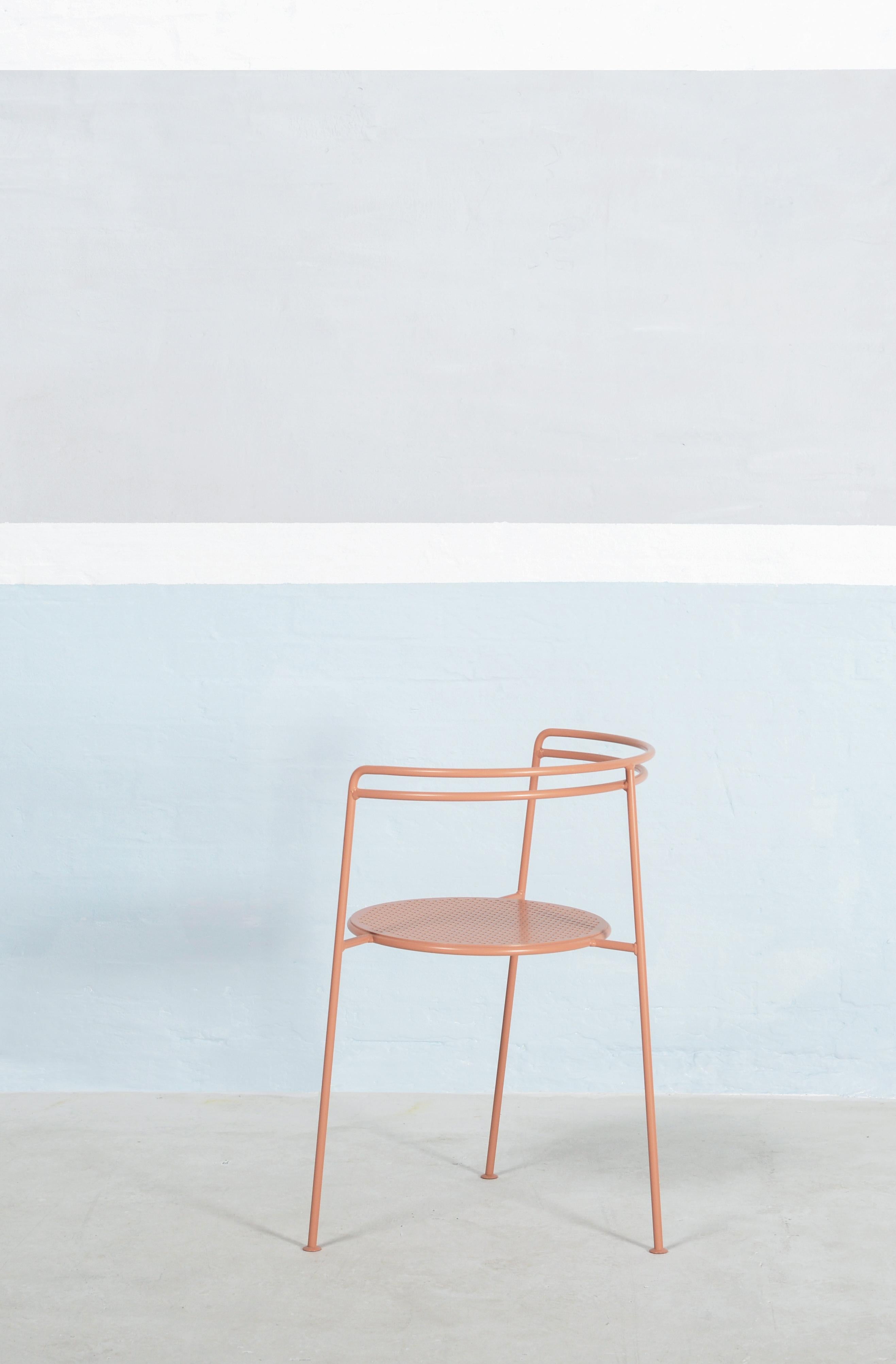 Chaise Dusty Peach Point par OK Design/One
Dimensions : 58 x 50 x 68,5 cm : D 58 x L 50 x H 68,5 cm.
Matériaux : Métal peint par poudrage.

La chaise Point est une chaise de salle à manger d'extérieur simple et moderne. Il associe avec élégance une