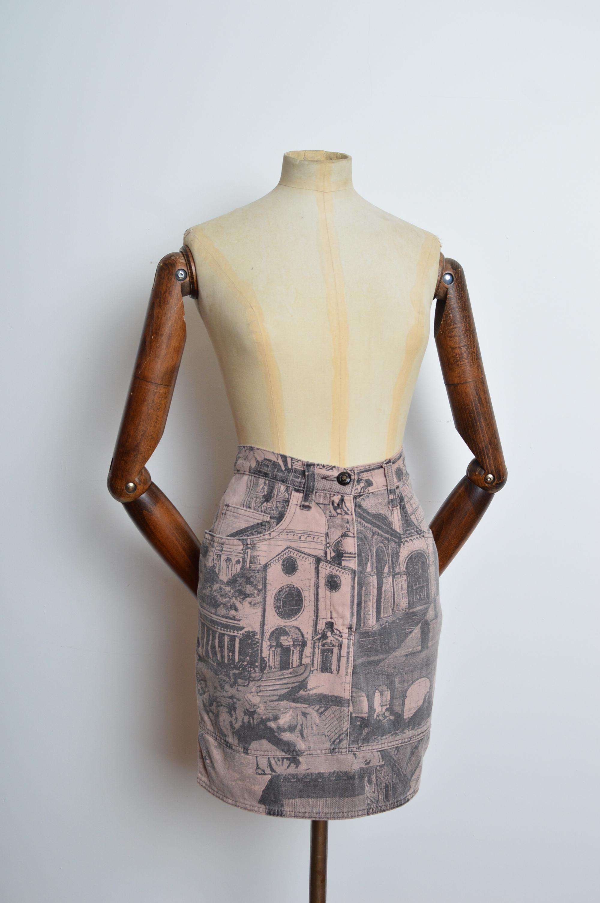 Unglaublicher Franco Moschino 1990's Denim Rock in einem staubigen rosa Druck, der antike Szenen von Rom und Florenz sowie Leonardos letzten Super darstellt. 
Hoch taillierte Passform, klassisches 4-Taschen-Design mit Reißverschluss/Knopfverschluss