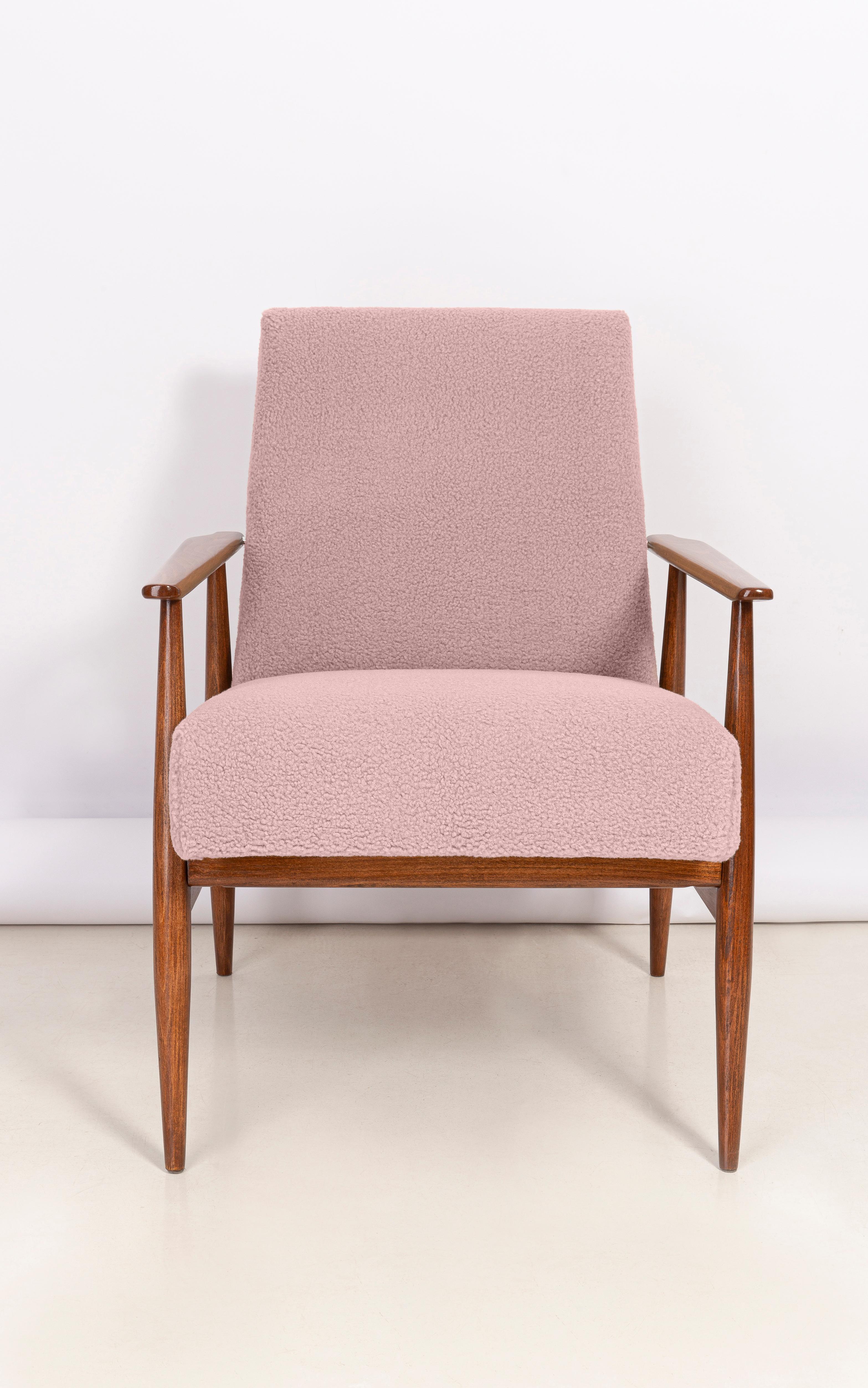 Bouclé-Sessel Dusty Pink, entworfen von Henryk Lis. Möbel nach kompletter Renovierung durch Schreiner und Polsterei. Der Sessel passt perfekt in minimalistische Räume, sowohl privat als auch öffentlich. 

Kunstpelz hat eine Struktur, die an ein
