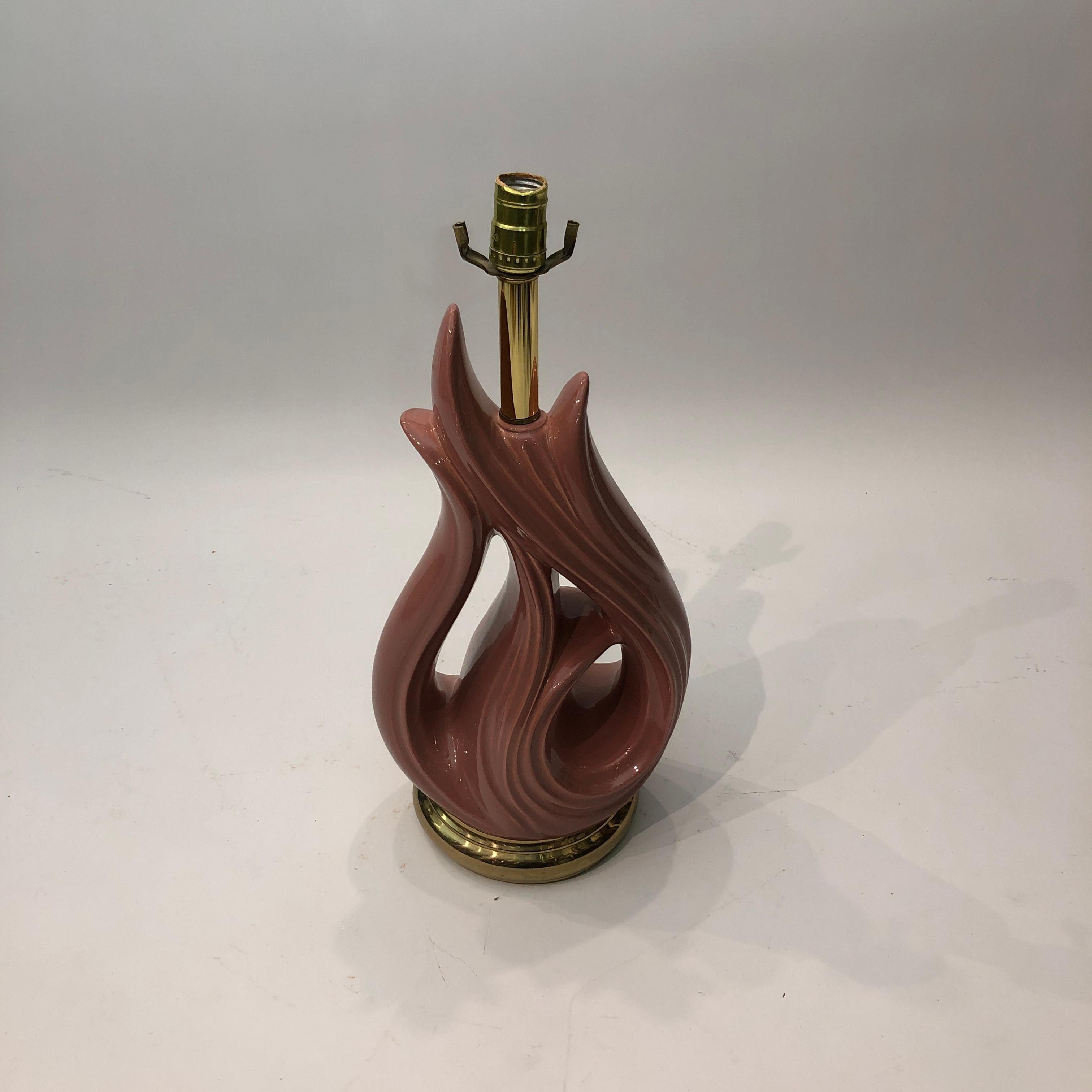 Intrincada lámpara de sobremesa con forma de llama en cerámica esmaltada rosa empolvado y base de latón. Llamas rizadas que dan una bonita forma puntiaguda.
Estupenda lámpara que quedaría genial en muchos interiores, desde habitaciones infantiles