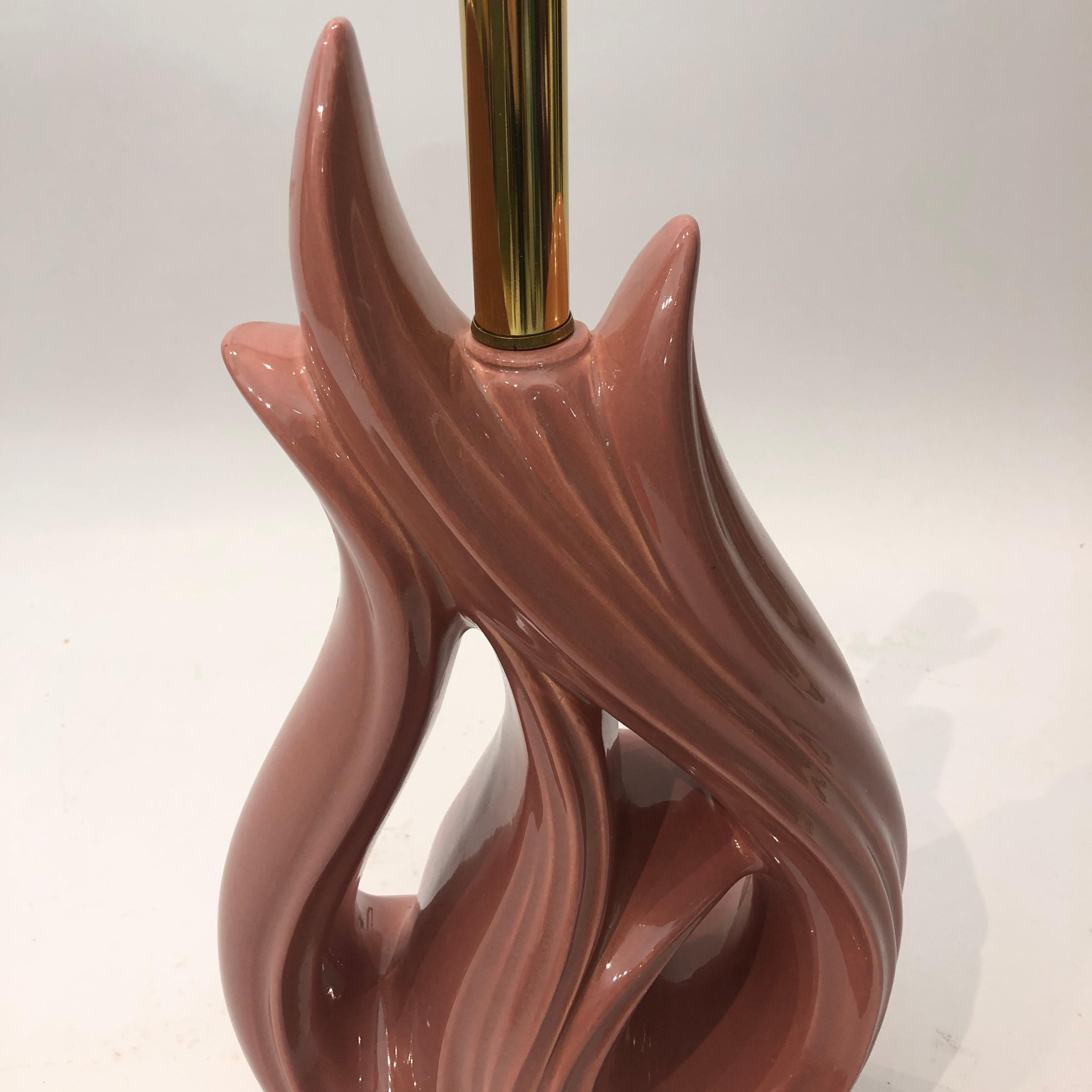 Lámpara de Sobremesa de Latón Cerámica Rosa Polvo 1970s Vintage Mid Century Modern Estadounidense en venta