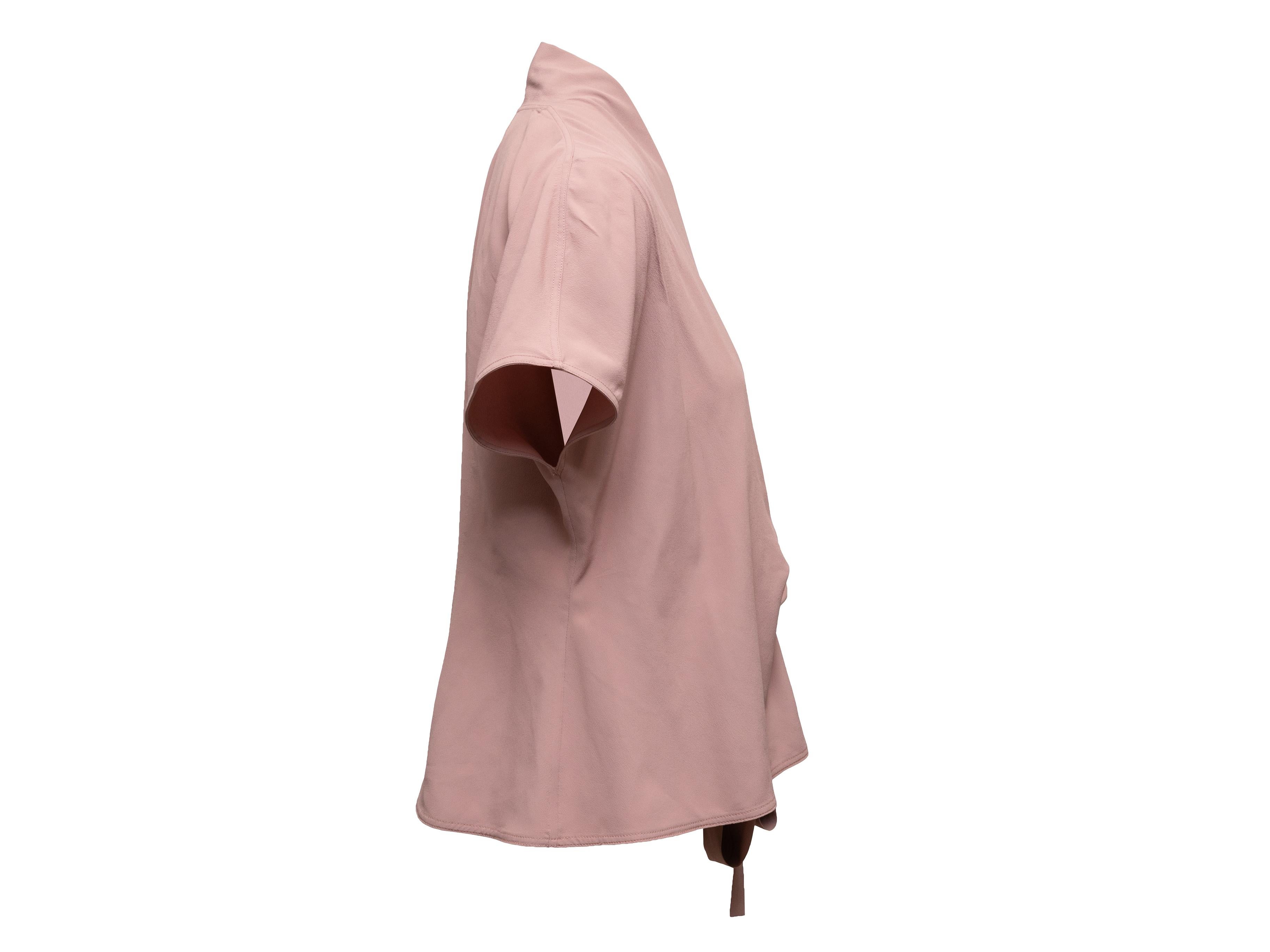 Top à manches courtes rose poussière de Rick Owens. De la collection printemps-été 2024. Ourlet asymétrique. Fermeture à nouer à la taille sur le devant. Poitrine de 37