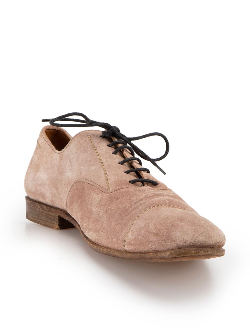 CONDITION is Good. General wear to shoes is evident. Moderate signs of wear and marking on the whole upper and sole of this used Margaret Howell designer resale item.



Details


Dusty pink

Suede

Oxfords

Round-toe

Black lace up