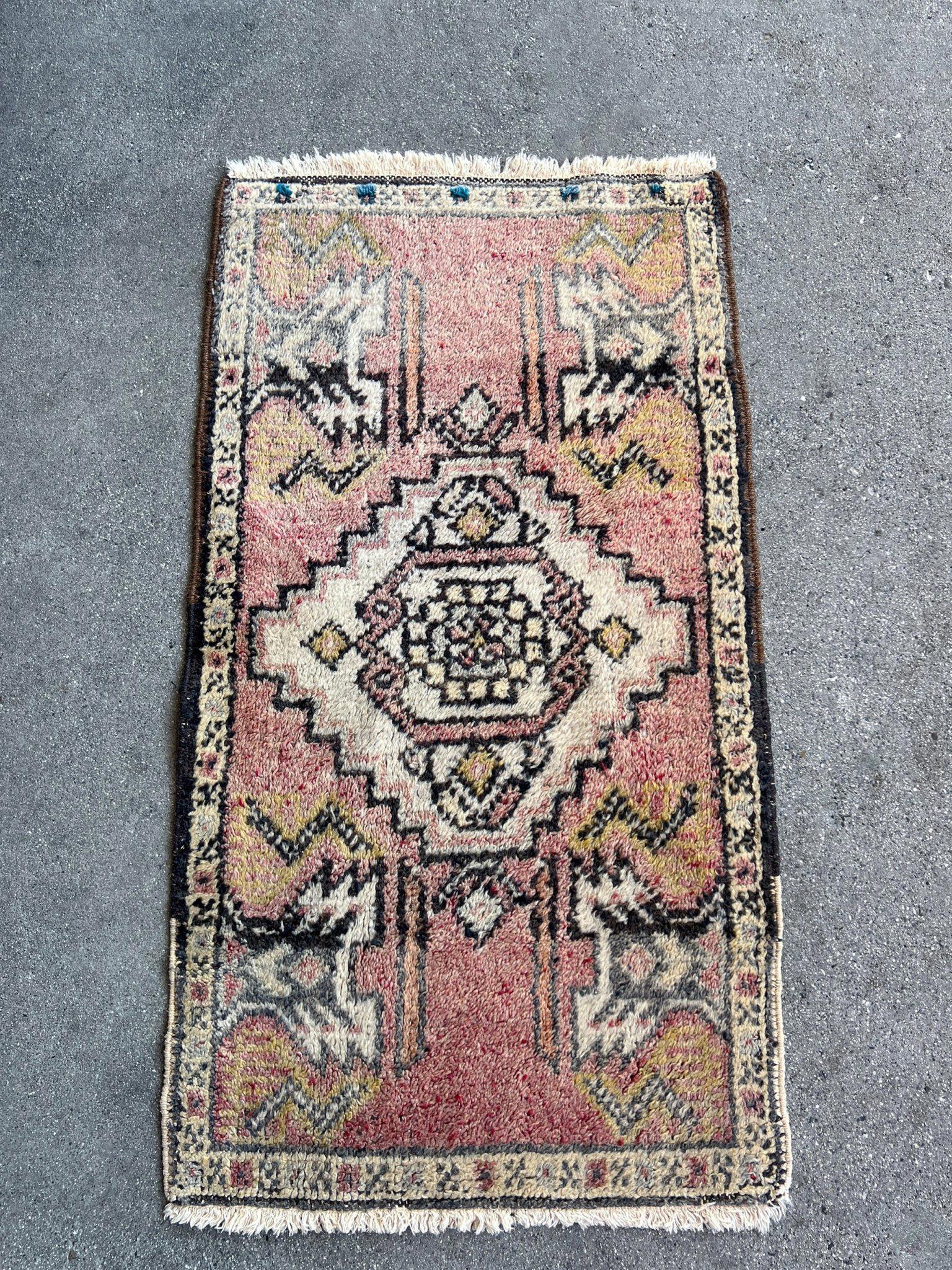 Mini Alfombra Yastik de Anatolia Rosa Polvo - Alfombra de baño / felpudo turco vintage Turco en venta