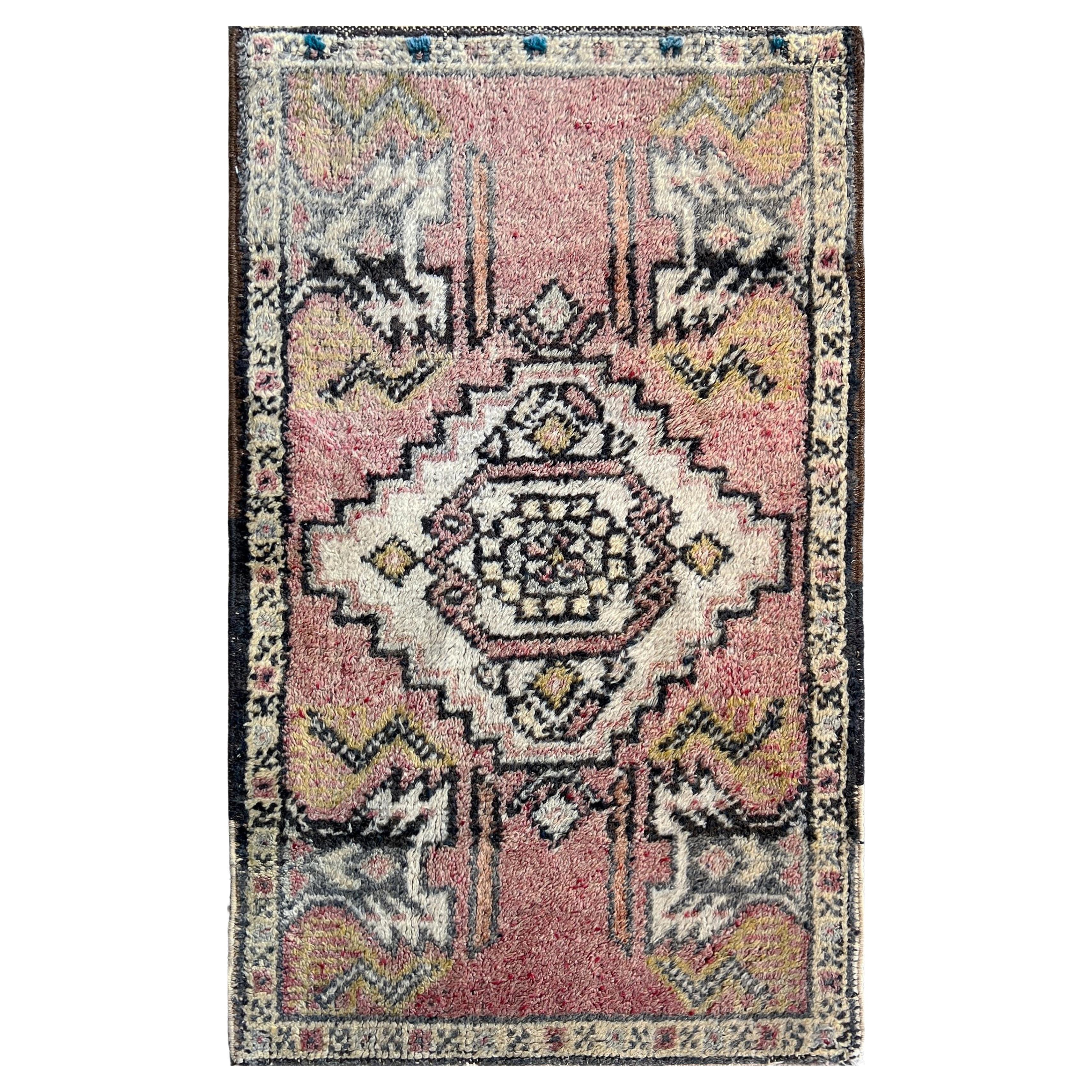 Mini Alfombra Yastik de Anatolia Rosa Polvo - Alfombra de baño / felpudo turco vintage en venta